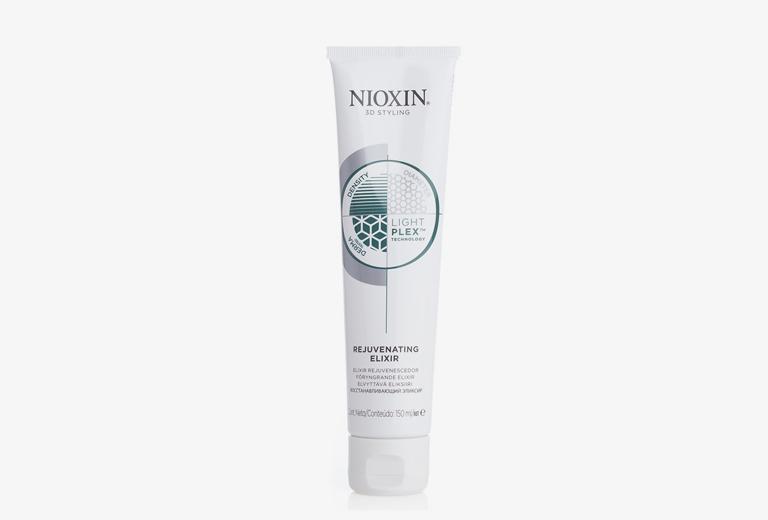 Nioxin 3D Styling Rejuvenating Elixir - Восстанавливающий эликсир 150 млFS-00897 Nioxin 3D Styling Rejuvenating Elixir - Восстанавливающий эликсир 150 млFS-00897Невесомый эликсир для придания волосам мягкости, шелковистости и натурального блеска. Защищает волосы от внешних повреждений, делая их упругими, сокращая их ломкость.Технология LightPlex - Для более легких и эластичных волос:Эта профессиональная технология работает как внутри, так и снаружи волоса.Кондиционирующие вещества проникают в кортекс волоса, удерживая необходимую влагу и защищая волосы от внешних воздействий окружающей среды, в то время как невесомые, гибкие полимеры обволакивают волосы для легкости укладки, без жесткой фиксации.