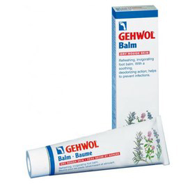 Gehwol Balm Dry Rough Skin - Тонизирующий бальзам Авокадо для сухой кожи ног 75 млFS-00897 Gehwol Balm Dry Rough Skin - Тонизирующий бальзам Авокадо для сухой кожи ног 75 млFS-00897Тонизирующий бальзам Авокадо для сухой кожи Геволь (Gehwol Balm Dry Rough Skin) создан для оптимального ухода за сухой шелушащейся, потрескавшейся и особо чувствительной кожи. Оживляющий и восстанавливающий силы бальзам для сухой, грубой и растрескавшейся кожи ног. Охлаждающий ментол и натуральные эфирные масла, получаемые из розмарина и ромашки освежают и оживляют. Сразу же исчезают жжение в ногах и ощущение усталости. Натруженные, гудящие ноги сразу оживают.Защищающие противомикробные ингредиенты на длительное время предотвращают появление неприятных запахов, дают действенную защиту от грибковых поражений стоп и поддерживают ноги в гигиеничном и свежем состоянии. Тонизирующий бальзам Авокадо богат такими веществами, смягчающими кожу ног, как ланолин и масло авокадо. Пострадавшая и потрескавшаяся кожа снова станет гладкой, эластичной, упругой и устойчивой. Алоэ вера связывает излишнюю влагу в кожном покрове.Тонизирующий бальзам Авокадо Геволь для сухой, потрескавшейся кожи доставит Вам длительное ощущение хорошо ухоженной кожи.Проверено по дерматологическим показателям. Благоприятно применение при заболевании диабетом.Назначение:Успокаивает раздражения, смягчает сухую и шелушащуюся кожу, возвращает эластичность загрубевшим участкам.Обладает сильным освежающим и оживляющим действием.Обладает противогрибковым действием.Активные компоненты: ланолин, масло авокадо, гель алое-вера.