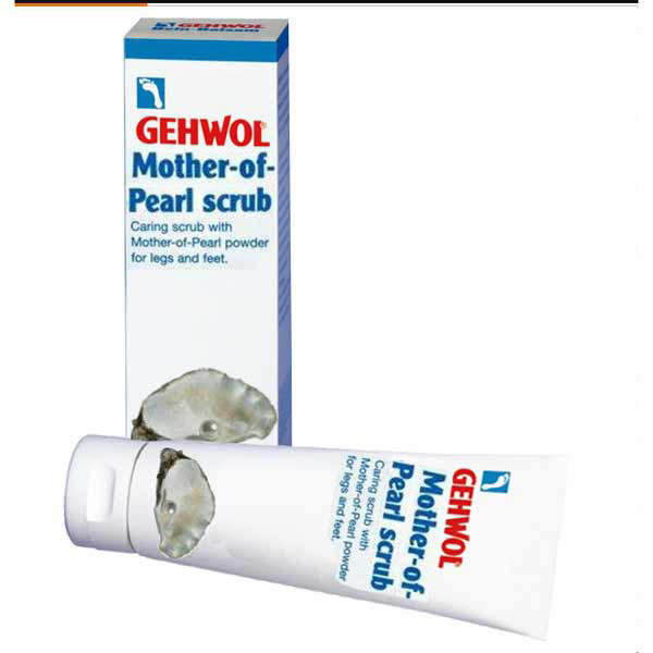 Gehwol Mother-of-Pearl scrub - Жемчужный пилинг для ног 125 млFS-00897 Gehwol Mother-of-Pearl scrub - Жемчужный пилинг для ног 125 млFS-00897Жемчужный пилинг (Mother-of-Pearl scrub Gehwol). Уникальный комплекс минеральных веществ и перламутра обеспечивает пилинг с релаксирующим эффектом СПА-процедуры, снимает тяжесть и усталость в ногах.Комбинация мелких кристаллов сахара и гранул воска усиливает эффективность пилинга, мягко массирует кожу, бережно и нежно отшелушивает омертвевшие клетки. Не вызывая раздражение чувствительной кожи ног и стоп.Натуральные компоненты жемчужного пилинга Геволь, включающие масло жожоба, бисаболол и пантенол ухаживают за кожей, смягчают и питают её, придавая мягкость и эластичность. Экстракт водорослей усиливает защитную функцию кожи, благодаря морской воде, богатой минеральными веществами.