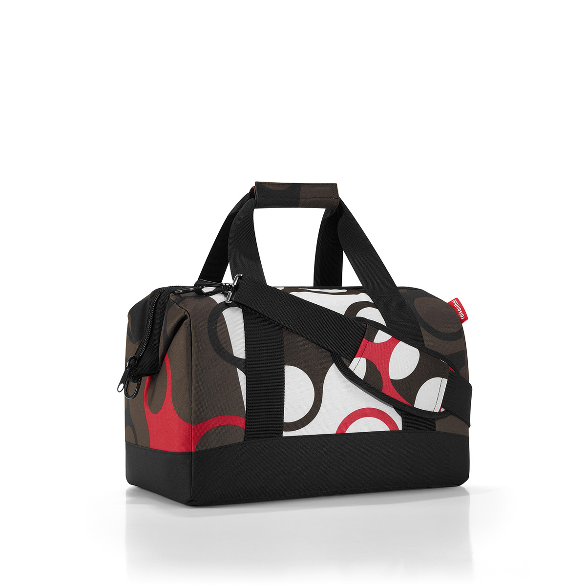 Сумка дорожная женская Reisenthel Allrounder, цвет: черный. MS70252-379 В Иск.кожа/коричневый Сумка дорожная женская Reisenthel Allrounder, цвет: черный. MS70252-379 В Иск.кожа/коричневыйСумка дорожная Reisenthel Allrounder выполнена из полиэстера и оформлена абстрактным принтом.Изделие содержит одно вместительное отделение, которое закрывается на застежку-молнию и дополнено металлическими скобами, которые фиксируют сумку в открытом состоянии. Внутри расположены шесть накладных карманов, два из которых дополнены резинками. Сумка оснащена двумя широкими ручками и съемным плечевым ремнем регулируемой длины. Плечевой ремень дополнен мягкой накладкой, которая позволит максимально удобно переносить изделие.Стильная дорожная сумка Reisenthel Allrounder вместит в себя все необходимое и прекрасно дополнит ваш образ.
