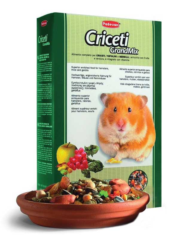 Корм Padovan Grandmix Criceti для хомяков и мышей, 1 кг0120710 Корм Padovan Grandmix Criceti для хомяков и мышей, 1 кг0120710Комплексный, высококачественный основной корм для мышей, хомяков и песчанок. Обогащен фруктами и овощами, витаминами и минералами.Состав: подсолнечное семя 6.3%, рис 6.3%, пшеница 18.9%, овёс лущёный, желтое просо, кукуруза, арахис, морковь, плоды рожкового дерева, виноград, экструдированные кукуруза и пищевой краситель, витамины.