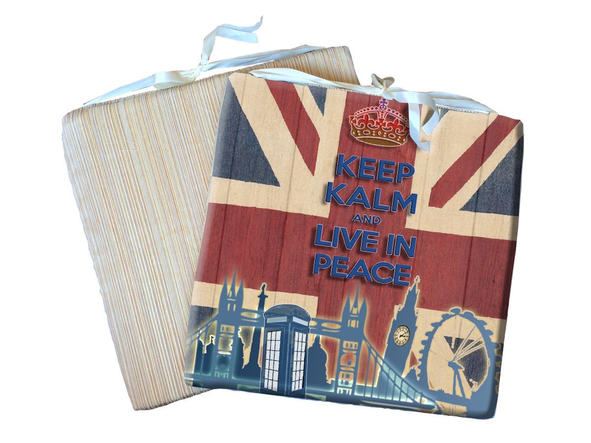 Подушка на стул GiftnHome Union Jack, 40 х 40 смS03301004 Подушка на стул GiftnHome Union Jack, 40 х 40 смS03301004Подушка на стул GiftnHome Union Jack не только красиво дополнит интерьер кухни, но и обеспечит комфорт при сидении. Чехол выполнен из атласа (искусственный шелк) и оформлен фотопечатью. В качестве наполнителя используется мягкий поролон. Изделие имеет 2 завязки для крепления на табурет или стул. Интерьерные подушки с модными принтами внесут яркие краски и актуальный стиль в интерьер вашего дома, дачи, офиса или студии. Правильно сидеть - значит сохранить здоровье на долгие годы. Жесткие сидения подвергают наше здоровье опасности. Подушка с мягким наполнителем поможет предотвратить большинство нежелательных последствий сидячего образа жизни.