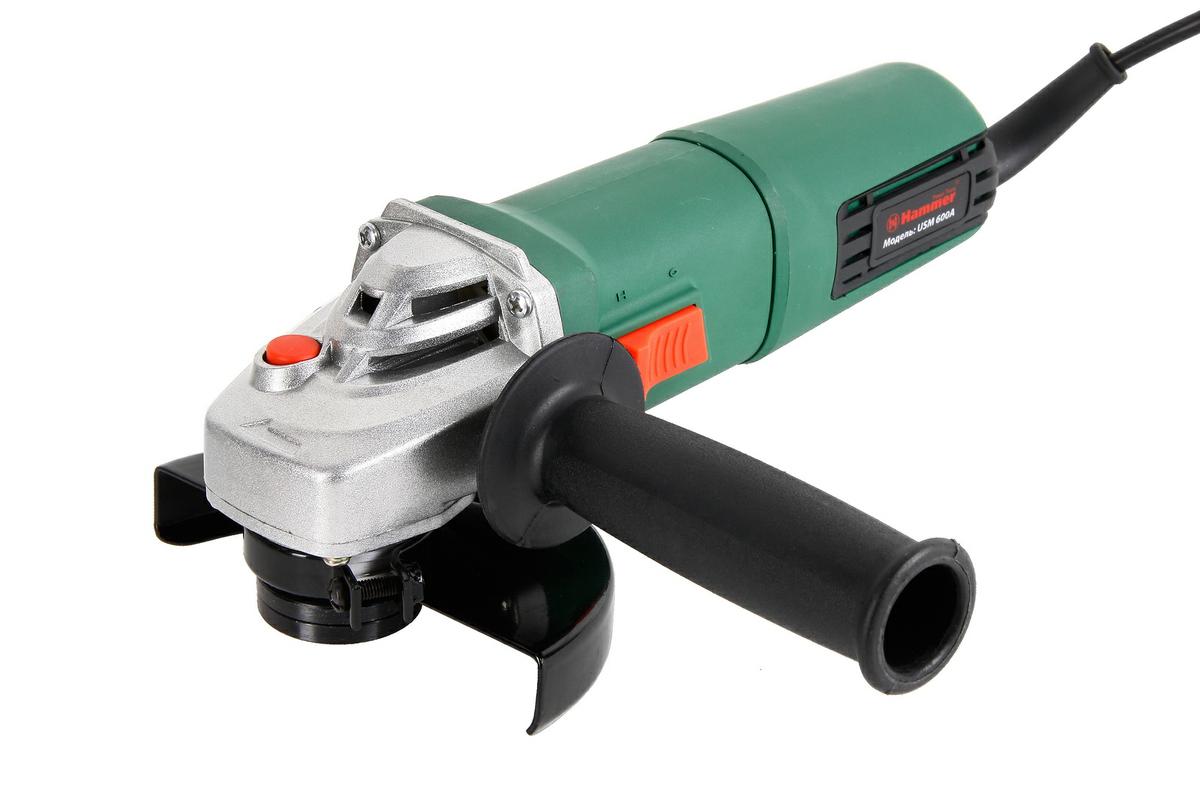 УШМ Hammer Flex USM600ABWS-1200U-SR Blue УШМ Hammer Flex USM600ABWS-1200U-SR BlueВ КОРОБКЕ Компактная углошлифовальная машина HAMMER USM600A 600Вт отличается высокой производительностью и предназначена для шлифовки и резки (продольной и поперечной) таких материалов как, металлические трубы и уголки, тавровый профиля, швеллер, арматура и многого другого схожего материала.УШМ способна работать и под углом к поверхностям материала. Дополнительная ручка для комфортного хвата болгарки может фиксироваться в нескольких положениях.Двойная изоляция электроинструмента обеспечивает возможность его бытового использования.Комплектация:УШМРучкаЗащитный кожухКлючИнструкцияУпаковкаФункциональные особенности: Возможность работы под углом к поверхностям материалов; Компактность и малый вес – для удержания болгарки одной рукойКонструктивные особенности: Защитный кожух – для безопасности работы; Эластомерное покрытие – исключает выскальзывание инструмента; Замена щеток без разбора корпуса; Есть защита от перегрева
