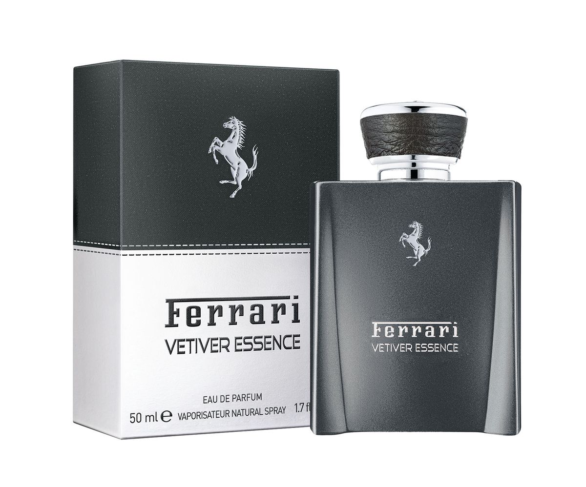 Ferrari Парфюмерная вода VETIVER ESSENCE мужская, 50 мл28032022 Ferrari Парфюмерная вода VETIVER ESSENCE мужская, 50 мл28032022Новое издание коллекции Essence от Ferrari - теплая древесно-пряная композиция под названием Vetiver Essence. Этот аромат призван воплощать не подвластную времени мужскую элегантность. Каждый аромат коллекции Essence - Essence Oud, Essence Musk, Leather Essence, Silver Essence и Cedar Essence - отражает разные грани легендарных Ferrari Gran Turismo.Композиция Ferrari Vetiver Essence - древесно-пряная с легкими гурманскими оттенками. Она открывается аккордами калабрийского бергамота, красного и сычуаньского перца и кардамона. Сердце включает ноты кофе, корня ириса и ветивера. Пачули, бобы тонка и древесина орешника образуют базу аромата