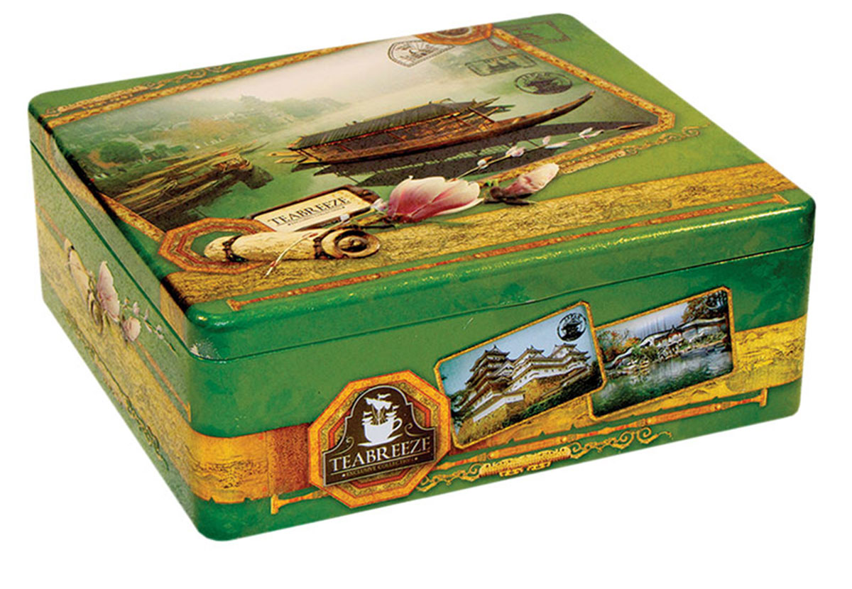 Teabreeze Япония, Китай подарочный чайный набор с чашкой, 100 г0120710 Teabreeze Япония, Китай подарочный чайный набор с чашкой, 100 г0120710В состав подарочного набора Teabreeze Япония, Китай входят:Чай Настоящий Ганпаудер:Это зеленый чай с особой структурой высушенного листа. Для него выбирается только флеш - верхние листья с почкой. Ганпаудер, а именно так называют сухой чайный лист, свернутый в шарик, получил свое название в начале 19 века благодаря сходству с пороховым зарядом для ружья. Кроме того, в этом названии отражен и взрывной характер этого чая: при заваривании лист раскрывается полностью и очень быстро. Эти свойства Ганпаудер приобретает в процессе производства. Свежесобранный лист сначала провяливают на свежем воздухе, затем прокатывают паром и только после этого сворачивают в шарики и сушат. Благодаря подобной обработке чайный лист дольше сохраняет свои полезные качества и остается неповрежденным. Такой технологический процесс обеспечивает насыщенный терпкий вкус и придает напитку из этого чая неповторимый сладкий аромат с запахом дыма и сухофруктов. Жасминовый чай:Зеленый чай с нераспустившимися бутонами жасмина — это изысканный напиток Востока, который будет понятен даже самому неискушенному жителю Запада. Его сладковатый вкус и тонкий аромат не оставят равнодушными никого. Жасминовый чай прекрасно подойдет для первого знакомства с зеленым чаем, привнеся радость от этой встречи каждому человеку. Для Жасминового чая отбирается только лучший зеленый байховый чай весеннего сбора, к которому добавляются нераспустившиеся бутоны жасмина, собранные ранним утром. Получившуюся смесь высушивают вместе. После такой просушки получается напиток, источающий легкий цветочный аромат, создающий уникальный вкус, который запомнится надолго.