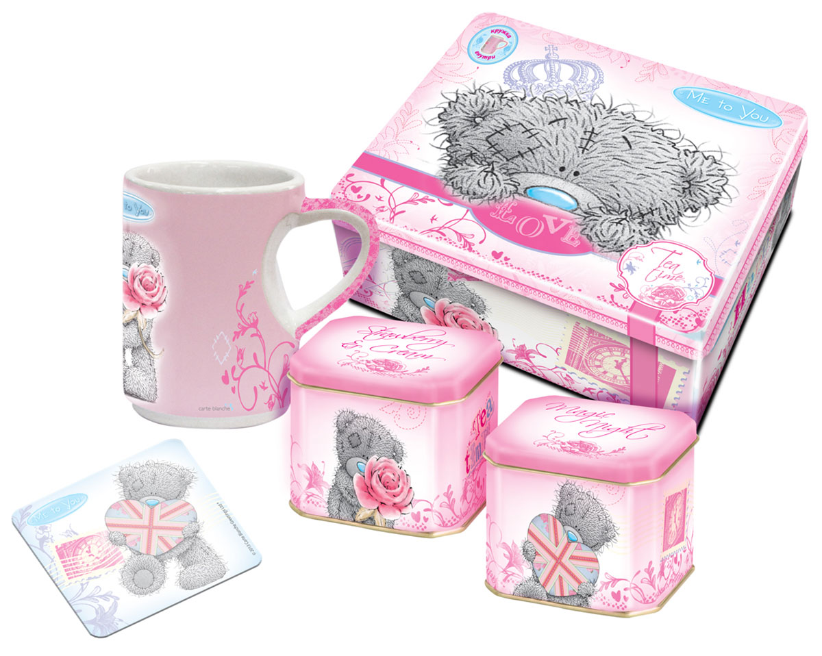 Teabreeze Me to You чайная шкатулка с чашкой и подставкой (розовая), 100 г0120710 Teabreeze Me to You чайная шкатулка с чашкой и подставкой (розовая), 100 г0120710Подарочная чайная шкатулка Teabreeze Me to You с чашкой и подставкой. В состав набора входит:Чай Земляника со сливкамиЭто отличный чайный микс, обладающий незабываемым вкусом лета. Смесь черного байхового чая с листьями и плодами земляники рождает непередаваемые ощущения свежести лесной ягоды в сочетании с мягким и сладким вкусом сливок. Эта великолепная вкусовая консистенция оставляет на языке стойкое и очень приятное послевкусие, напоминающее подогретый солнцем летний лес. Напиток, который получается из ароматной смеси Земляника со сливками приятно бодрит и освежает. Чай Волшебная ночь Просто создан для вечерних чаепитий и долгих разговоров. Основу чая составляет смесь из цейлонского черного чая и китайского зеленого чая Сенча. К ним добавлены лепестки розы и подсолнечника, плоды шиповника, ароматные кусочки папайи, а также натуральные масла дыни, земляники, абрикоса и душистой смородины. Бархатный вкус и пленительный фруктовый аромат этого чая напоминают о купающихся в душистых сумерках южных садах.