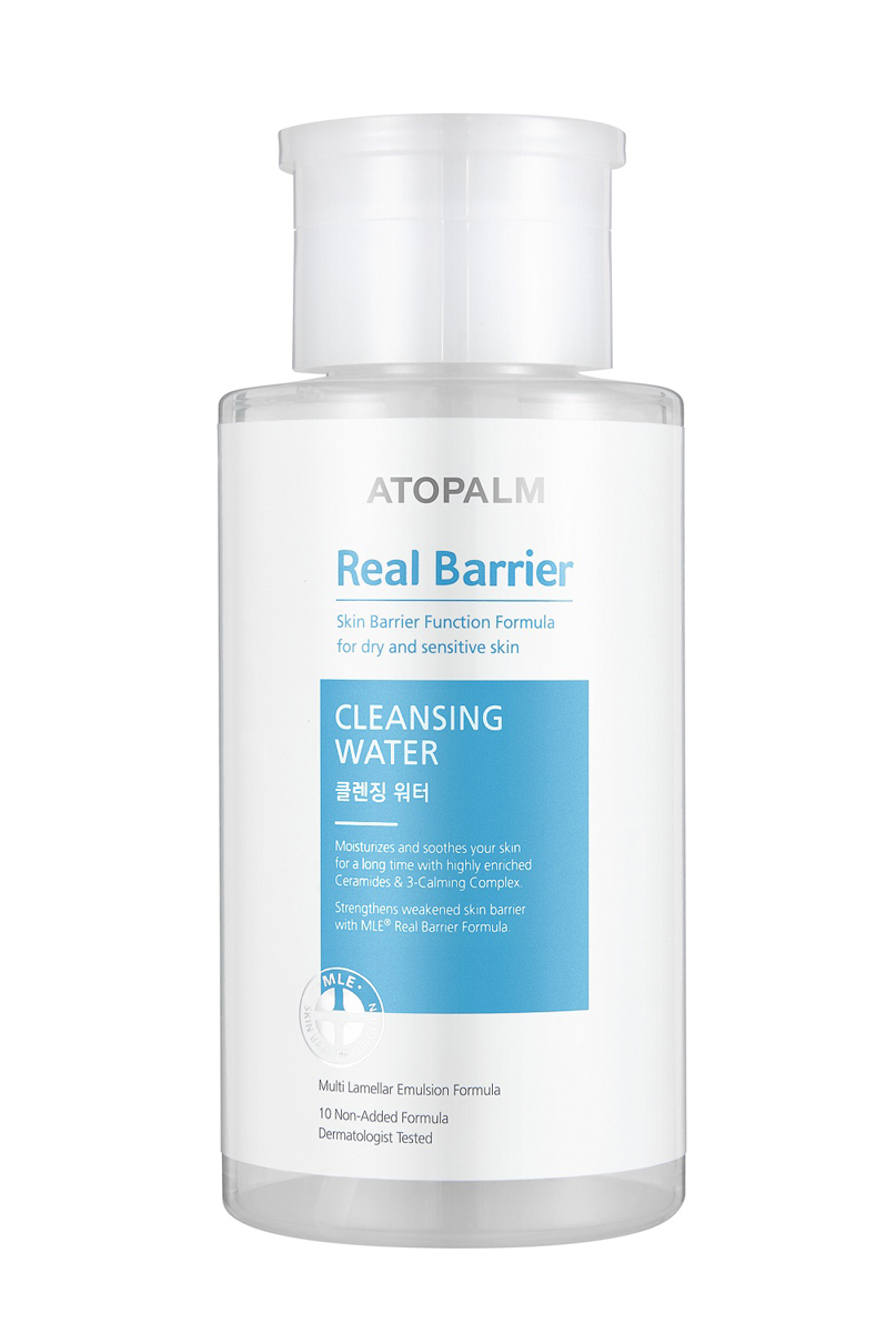 Atopalm Очищающая вода Real Barrier, 250 млFS-00897 Atopalm Очищающая вода Real Barrier, 250 млFS-00897Компанияпроизводитель Neopharm разработала уникальную технологию защиты кожи, основанную на MLE. MLE – это многослойная эмульсия, которая воспроизводит слоистую структуру кожи и быстро и эффективно восстанавливает её барьерную функцию. Серия средств Real Barrier содержит комплекс компонентов, которые успокаивают, восстанавливают и защищают чувствительную и сухую кожу. Вода бережно и мягко очищает, не пересушивая и не повреждая чувствительную кожу. Подходит для снятия макияжа..