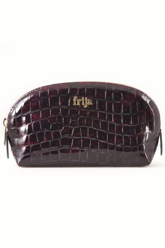 Косметичка Frija, цвет: черный, бордовый. 15-049-12INT-06501 Косметичка Frija, цвет: черный, бордовый. 15-049-12INT-06501Элегантная косметичка Frija выполнена из натуральной лаковой кожи с декоративным тиснением, оформлена металлической фурнитурой с символикой бренда.Изделие содержит вместительное отделение. Широкое устойчивое дно и удобная застежка-молния делают аксессуар универсальным в повседневном использовании.Этот яркий стильный аксессуар дополнит ваш образ и станет незаменимой вещью для хранения косметики.
