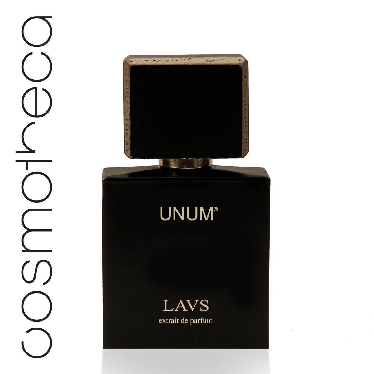 Unum Парфюмерная эссенция LAVS, 100 мл28032022 Unum Парфюмерная эссенция LAVS, 100 мл28032022В глубине аромата LAVS также слышны ноты гвоздики, кориандра и лабданума. Лабданум выделяется из кустов Citrus Ladanifer под воздействием солнечных лучей западного Средиземноморья.В Древнем Египте лабданум использовался в качестве ингредиента воскурений в храмах богов, а также есть версия, что им натирали накладные бороды фараонов, сделанные из козьей шерсти.Лабданум упоминается и в Библии под названием Галаад.В наше время лабданум выращивают на Крите и собирают с помощью специального инструмента.Его аромат многосоставен и напоминает одновременно амбру, запах набитого старыми вещами сундука, а его оттенки ближе к аромату кожи, меда, дерева и мускуса.Кориандр изначально произрастал на Ближнем Востоке и использовался не только как стойкая ароматическая добавка, но и в медицинских целях.Главные ноты LAVS - это три эссенции: мягкий чувственный жасмин, тропический кардамон и насыщенный черный перец, король специй - именно вокруг него кружится вся симфония аромата.Тщательно продуманный флакон аромата вдохновлен последовательностью Фибоначчи и золотым сечением.Принцип золотого прямоугольника или «божественная пропорция» также прослеживается в дизайне коробок и крышек флаконов.Коробка сделана из позолоченной деревянной пластины и пергамента, по текстуре похожего на сланец. Материалы, зачастую использовавшиеся в период, вдохновивший создателей на первый аромат UNUM.