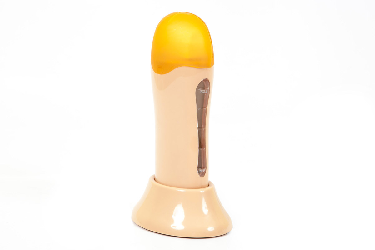 Yorkma Воскоплав 1-о касетный Depilatory Heater 83231301210 Yorkma Воскоплав 1-о касетный Depilatory Heater 83231301210Воскоплав 1-кассетный SD-23 представляет собой набор для депиляции, предназначенный для функционального оснащения частных косметологических кабинетов и современных салонов красоты.В комплект входит воскоплав, прикрепленный к специальной подставке с окошком, а также картридж с воском и несколько полосок для депиляции. С целью предотвращения вытекания воска, нагреватель с установленным картриджем следует хранить в вертикальном положении.Данный набор имеет несколько практичных функций, которые упрощают процесс проведения эпиляции и делают его более комфортным. К их числу можно отнести то, что благодаря окошку, которым оснащен воскоплав, можно видеть и контролировать оставшееся в нем количество воска.