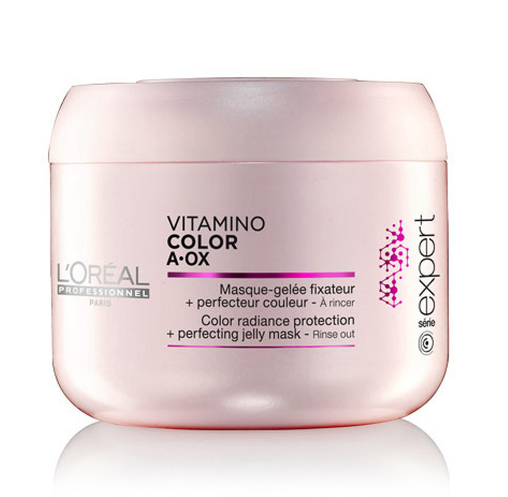 LOreal Professionnel Expert Vitamino Маска-фиксатор цвета Color AOX 200 млFS-00897 LOreal Professionnel Expert Vitamino Маска-фиксатор цвета Color AOX 200 млFS-00897Маска-фиксатор цвета Витамино Колор – это средство, предназначенное для ухода за окрашенными волосами. Средство обладает особой формулой, благодаря которой на волосах образуется защитная плёнка, препятствующая вымыванию цвета и обеспечивающая волосам защиту от воздействия негативных факторов. Эффект будет очевиден уже после первого применения: волосы станут упругими и мягкими, приобретут изысканный блеск. При регулярном применении волосы будут выглядеть так, будто вы недавно посетили салон красоты. Кроме того, улучшится и структура волос, а их цвет не потускнеет даже спустя долгое время.