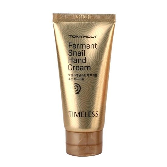 TonyMoly Крем для рук FERMENT SNAIL HAND CREAM, 60 мл071-01-2261 TonyMoly Крем для рук FERMENT SNAIL HAND CREAM, 60 мл071-01-2261Крем для рук Timeless Ferment Snail Hand Cream от Tony Moly создан на основе улиточного экстракта, который отлично справляется со всеми возрастными изменениями и оказывает мощное метаболическо-регенерирующее воздействие на все слои кожного покрова рук. Обладает легким отбеливающим эффектом, которого достаточно, при постоянном применении крема, для удаления пигментных пятен. Избавляет от ссадин и порезов за минимальные сроки. Провоцирует естественные реакции клеток на выработку собственного коллагена и эластина. Укрепляет сосудистую капиллярную сетку и тем самым выравнивает общий тон кожи. Заполняет и выравнивает все морщинки на пару, если наличествуют, с имеющимися шрамированиями.Аденозин регулирует окислительные процессы внутри клеток – даря тем самым уникальный антивозрастной эффект.Лимонная цедра и масло бергамота обеспечивают дополнительный тонусный эффект и придают средству бодрящий легкий аромат. Укрепляют ногтевую пластину.Экстракт-вытяжка алое-вера увлажняет и придает крему для рук легкое бактерицидное действие. Заживляет и регенерирует все повреждения, включая невидимые.Не содержит компонентов полученных химическим или лабораторным путем.Применение: нанести на покров рук необходимое количество крема массажными движениями, включая область ногтевой пластины. Марка Tony Moly чаще всего размещает на упаковке (внизу или наверху на спайке двух сторон упаковки, на дне банки, на тубе сбоку) дату изготовления в формате: год/месяц/дата.