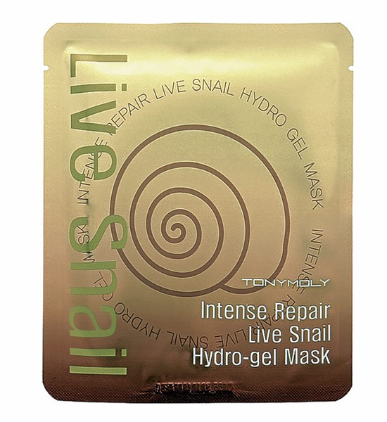 TonyMoly Гидрогелевая маска Intense Repair Live Snail Hydro-gel Mask, 25 гр071-01-2940 TonyMoly Гидрогелевая маска Intense Repair Live Snail Hydro-gel Mask, 25 гр071-01-2940Супер увлажняющая и питательная маска для лица. Маска содержит 70% фильтрата секреции улитки. Маска отлично влияет на общее состояние кожи, повышает тонус и увлажняет. Выполнена она в виде гелевого разделенного на две части листа, что делает процесс не только полезным и приятным, но и очень интересным. Когда Вы нанесете маску на лицо, кожа становится похожа на стекло. Идеально гладкая и нежная. Пока маска на Вас, Вы можете сделать легкий массаж прямо поверх маски по массажным линиям. Результат - превосходная увлажненная кожа с суженными порами и естественным сиянием. Марка Tony Moly чаще всего размещает на упаковке (внизу или наверху на спайке двух сторон упаковки, на дне банки, на тубе сбоку) дату изготовления в формате: год/месяц/дата.