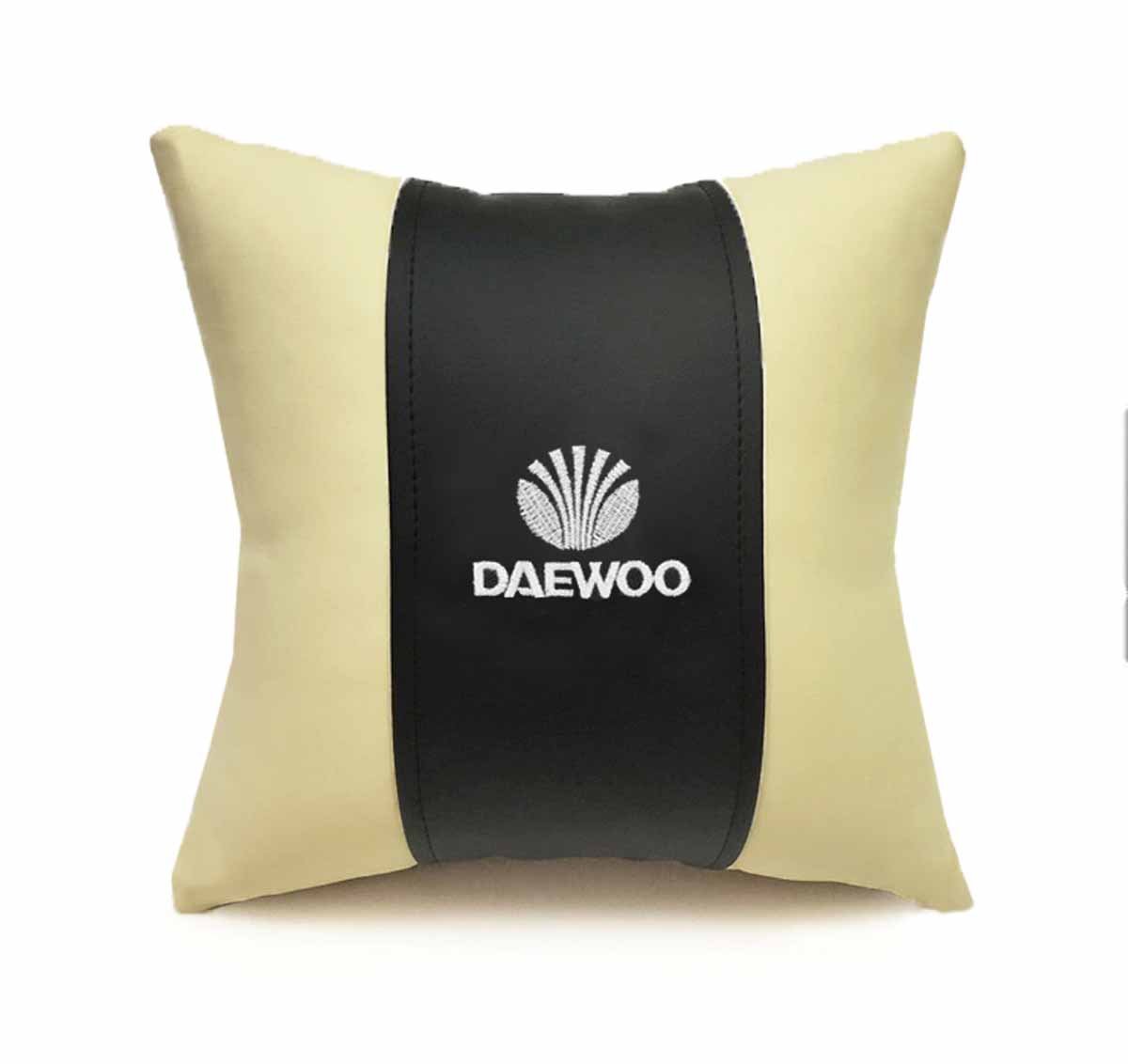Подушка декоративная Auto premium DAEWOO, цвет: черно-бежевый. 37073K100 Подушка декоративная Auto premium DAEWOO, цвет: черно-бежевый. 37073K100Подушка в машину с вышивкой автологотипа - отличное дополнение для салона Вашего авто. Мягкая подушка изготовлена из матовой экокожи будет удобна пассажиру. К тому же не перестанет радовать Вас своим видом. Оптимальный размер подушки (30х30) не загромождает салон автомобиля.
