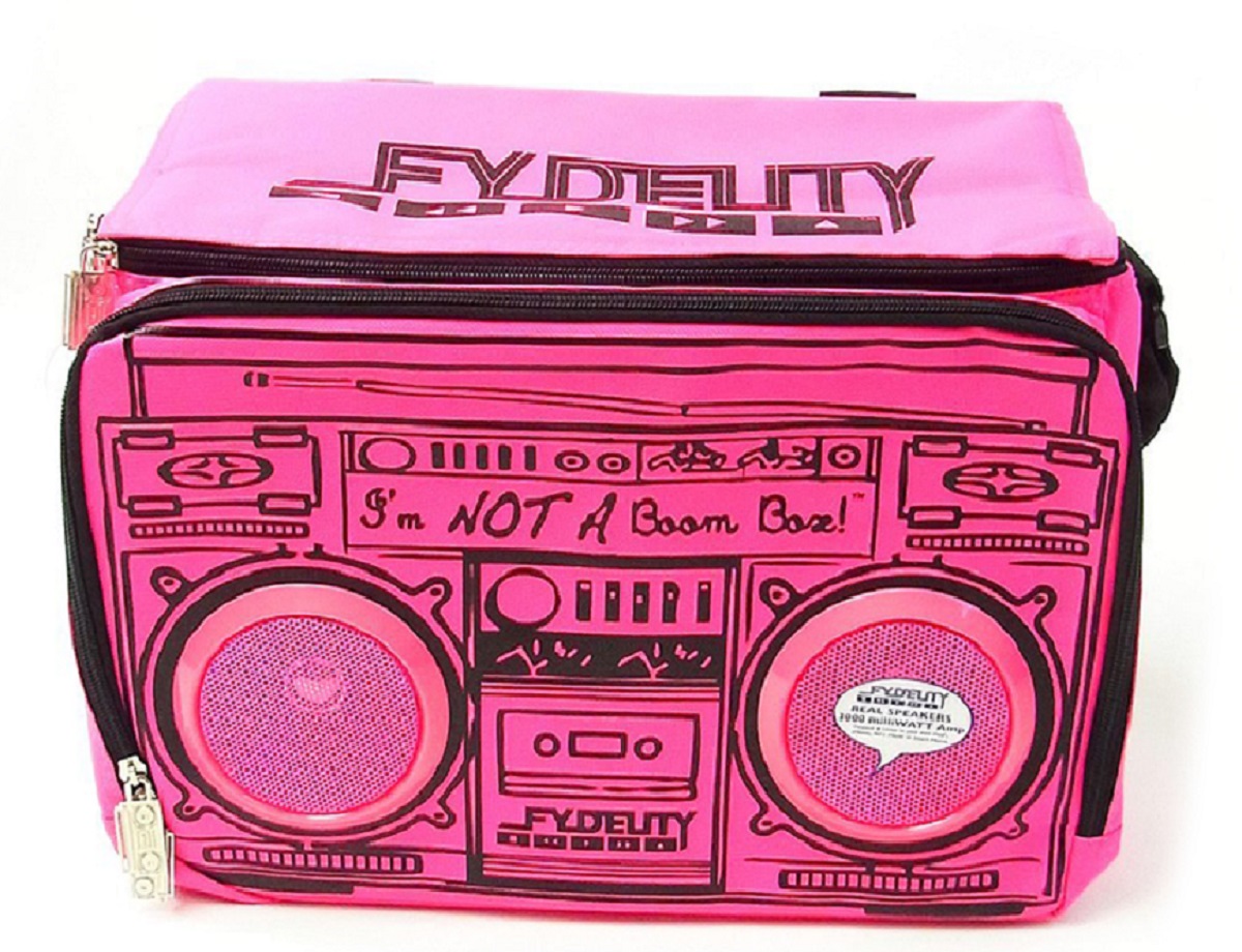 Сумка-холодильник Fydelity Le Boom, цвет: фуксия, черный, 8 л61053 Сумка-холодильник Fydelity Le Boom, цвет: фуксия, черный, 8 л61053Fydelity Le Boom – это модная вместительная термосумка через плечо, которая прекрасно держит тепло и холод. Для удобства модель оснащена двумя отделениями на застежке-молнии, в одном из которых спрятаны водонепроницаемые Hi-Fi Stereo динамики с усилителем. Легкое подключение телефона, MP3, CD плеера и iPod/iPad обеспечивает 3,5 мм стереоджек. Имеются специальные отделения для iPod/iPhone для быстрого и удобного доступа к плееру.