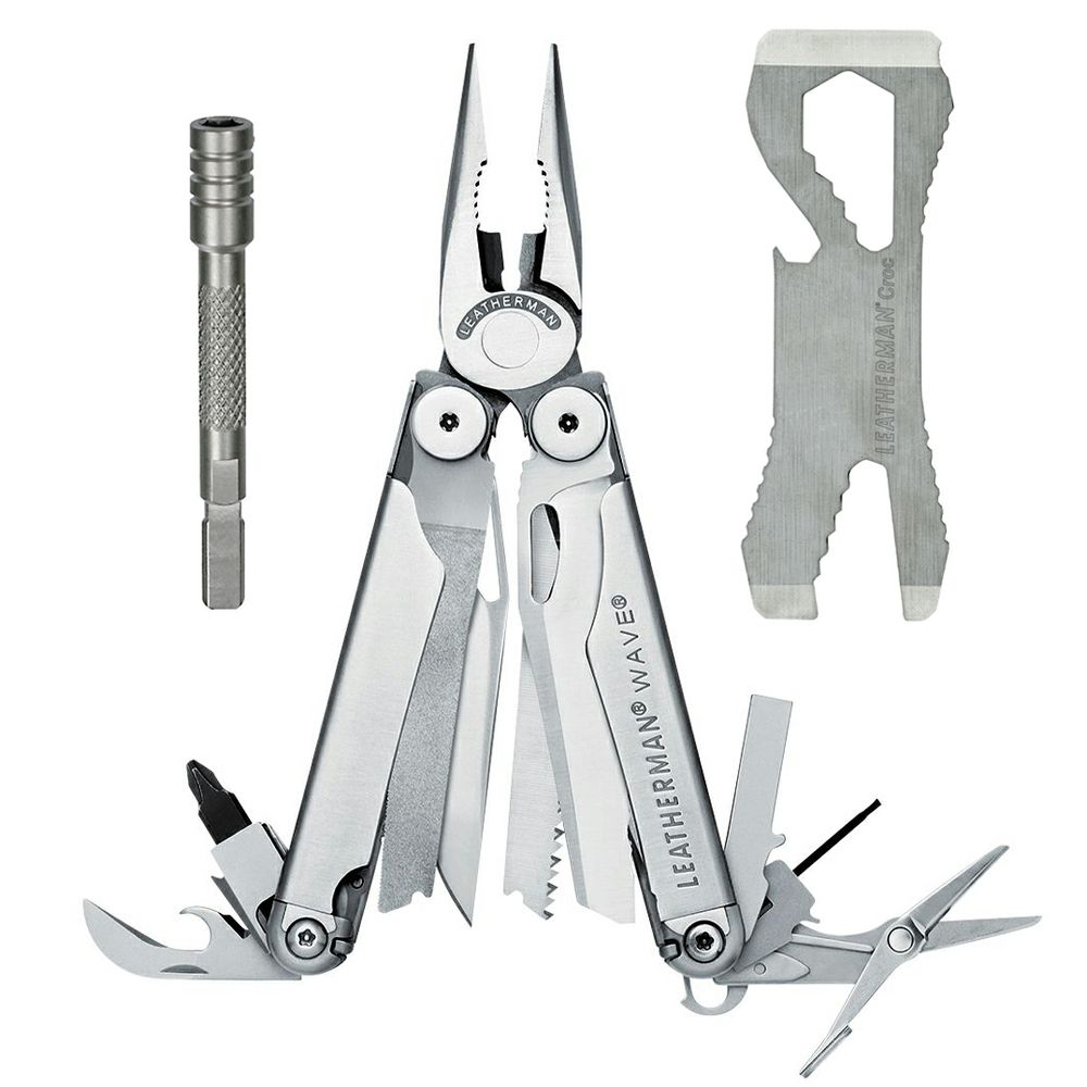 Набор Leatherman Wave + Croc + Bit Driver Extender, цвет: стальной931014 Набор Leatherman Wave + Croc + Bit Driver Extender, цвет: стальной931014Вейв: нож прямой, нож серрейторный (ножи открываются одной рукой), напильник по дереву и металлу, алмазный напильник, пила, кусачки, битодержатель, 5 отверток (2 - часовые), консервный нож, открывалка для бутылок, страховочное кольцо. Все опции фиксируются от случайного закрытия или выпадания. Длина мультитула в сложенном состоянии - 10 см. Вес - 241 гр.Бит Драйвер Экстендер: удлиннитель битодержателя. Применяется для удобства пользования битами. Может использоваться с мультитулами (Charge, Wave, Surge, Skeletool) и ножами (с33В, с55В, е33В, е55В). А также совместим с набором Bit Kit. ПЭ упаковка. Крок: Карманный Мультитул из нержавеющей стали с открытым гаечным ключом,- шестигранником,открывалкой для бутылок,метрическим гаечным ключом,скрепером, длина 9,82 см, вес 54 гр.Набор упакован в картонную коробку. Гарантия 25 лет.