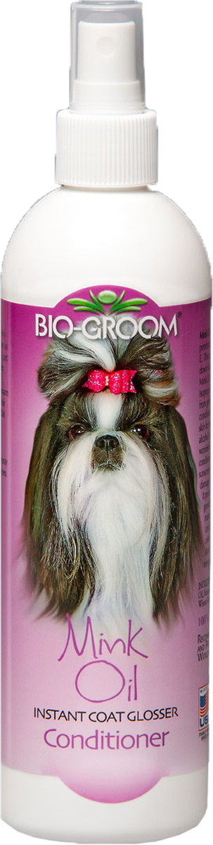 Спрей Bio-Groom Mink Oil с норковым маслом 355 мл0120710 Спрей Bio-Groom Mink Oil с норковым маслом 355 мл0120710Bio-Groom Mink Oil спрей норковое масло для кошек и собак. Кондиционер для придания блеска защиты от солнца. Обогащенный витамином Е. Норковое масло придает волосам великолепный глубокий блеск и сияние, тщательно ухаживает за шерстью и кожей. Помогает здоровому развитию и росту волос, шерсть легко расчесывается и легко готовится к выставке. Как специальная защита от вредного воздействия солнечных лучей предотвращает выцветание, высушивание и ломкость шерсти. Питает волос. Не липкий, не жирный, упаковка не под давлением. Инструкция по применению: Нанести аккуратно небольшое количество Mink Oil на шерсть. Расчесать. Для интенсивного ухода за травмированной переработанной шерстью - разведите 1 часть Mink Oil в 4-х частях теплой воды. Вотрите раствор в шерсть, затем аккуратно смойте теплой водой, обеспечивая глубокое проникновение в кожу и шерсть. Вымойте животное с помощью Bio-Groom шампуня перед шоу или когда обработка закончена.Не разбрызгивать около открытого огня. Не допускать попадания в глаза. Держать в недоступных для маленьких детей местах. .Объём 355 мл.
