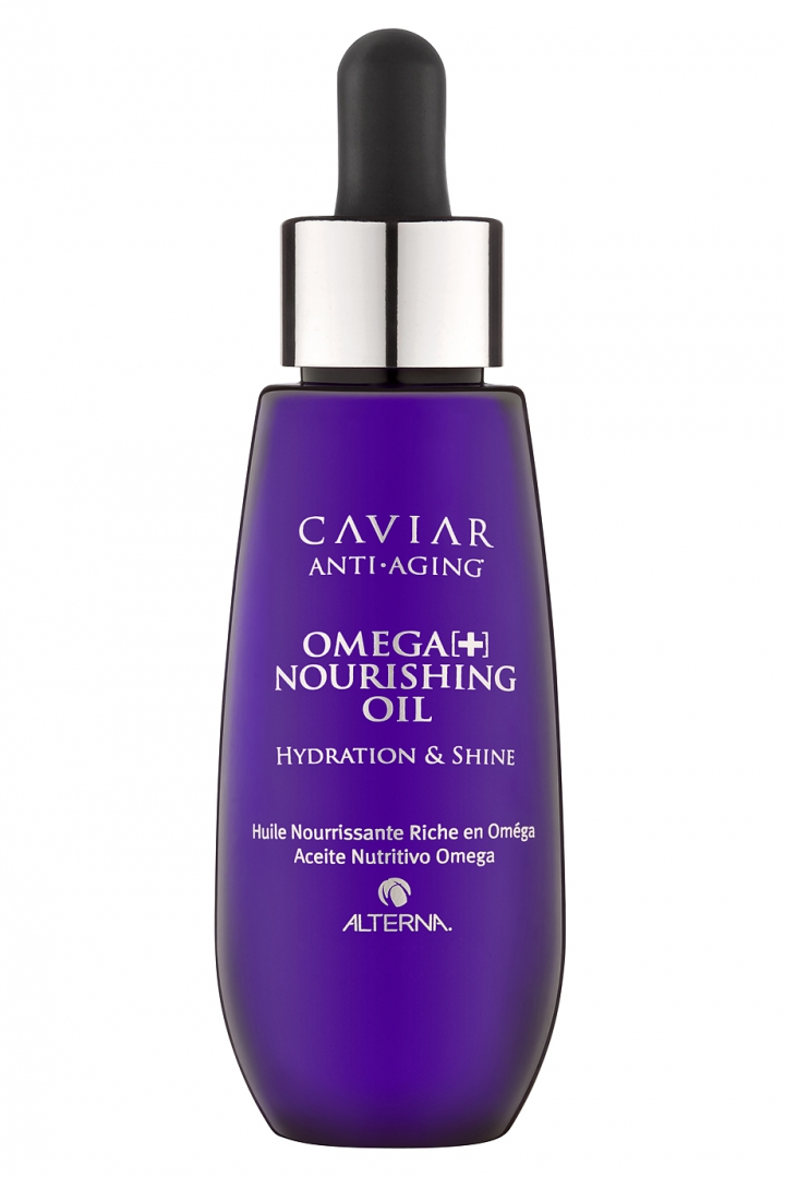 Alterna Масло для волос Интенсивное питание Омега+ Caviar Anti-Aging Omega+ Nourishing Oil - 50 млSatin Hair 7 BR730MN Alterna Масло для волос Интенсивное питание Омега+ Caviar Anti-Aging Omega+ Nourishing Oil - 50 млSatin Hair 7 BR730MNИнтенсивное питательное масло для волос любого типа, на которых уже заметны первые признаки старения – потеря блеска, ломкость, невозможность расчесать. Высококонцентрированные Омега-3 и С22 жирные кислоты устраняют ломкость и сухость волос, укрепляют и питают их на молекулярном уровне. Благодаря запечатыванию кутикул волосы приобретают здоровый блеск, гладкость и шелковистость. Несмотря на весьма плотную текстуру, масло моментально впитывается, не оставляя жирных следов и не оставляя ощущения тяжести. В то же время его формула достаточно насыщена для того, чтобы восстановить даже самые густые пористые волосы.