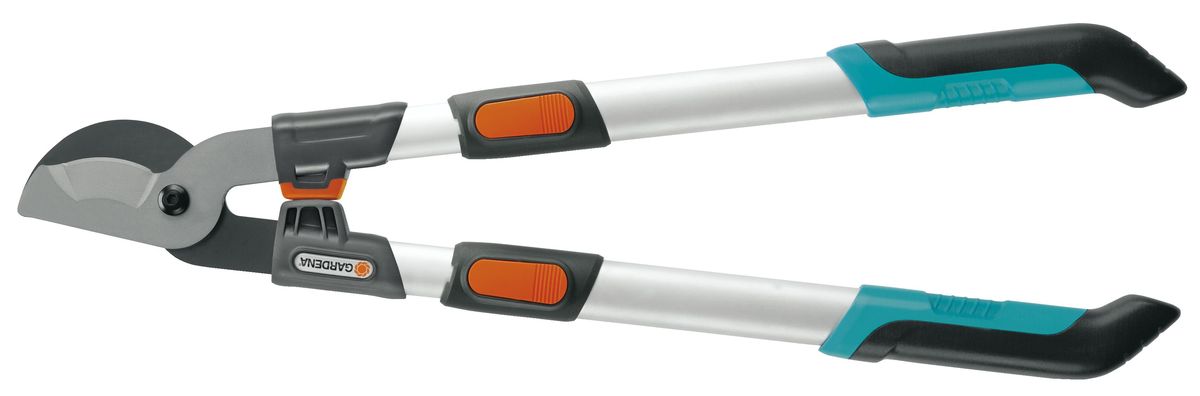 Сучкорез Gardena 650 BT Comfort, телескопический391602 Сучкорез Gardena 650 BT Comfort, телескопический391602Сучкорез Gardena 650 BT Comfort оснащен телескопическими ручками, длина которых меняется в диапазоне от 650 до 900 мм. Благодаря этому вы без труда можете расширить зону охвата и усилить рычажный момент. Алюминиевые телескопические рукоятки позволяют изменять длину сучкореза. При необходимости радиус действия - и, соответственно, длину рычага - можно увеличить на 25 см. Это позволяет, например, без труда обрезать высоко расположенные ветки дерева. Прочные стальные ручки с каплевидным профилем и эргономичные рукоятки с компонентами из мягкого пластика. Телескопический сучкорез идеально подходит для обрезки молодых веток диаметром до 42 мм. Лезвия специальной формы удерживают срезаемую ветку в оптимальном положении, что обеспечивает особую легкость и чистоту обрезки. Телескопический Gardena 650 BT Comfort изготовлен из новейших материалов и имеет прецизионно заточенные лезвия с покрытием против налипания, которые облегчают обрезку и легко очищаются. Кроме того, новый большой амортизатор эффективно снижают нагрузку на запястья. Эргономичные ручки гарантируют надежность захвата и удобство работы.