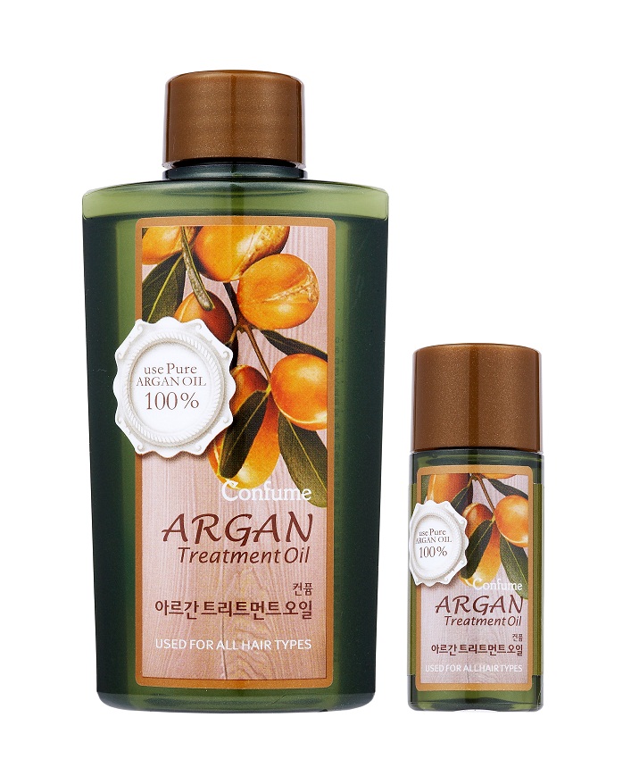 Confume Argan Набор Аргановое масло, 120 мл + масло, 20 млFS-00103 Confume Argan Набор Аргановое масло, 120 мл + масло, 20 млFS-00103Ценное масло арганы на 80% состоит из ненасыщенных жирных кислот, которые являются незаменимыми элементами питания для волос и кожи. Также масло содержит высокую концентрацию натуральных антиоксидантов – полифенолов и токоферолов, обеспечивающих защиту от повреждающего действия свободных радикалов. Благодаря такому составу аргановое масло обладает комплексным восстанавливающим и ухаживающим свойством, предотвращает сухость кожи, оказывает омолаживающее действие, повышает эластичность и упругость.Содержит высокую концентрацию натуральных антиоксидантов – полифенолов и токоферолов, обеспечивающих защиту от повреждающего действия свободных радикалов.