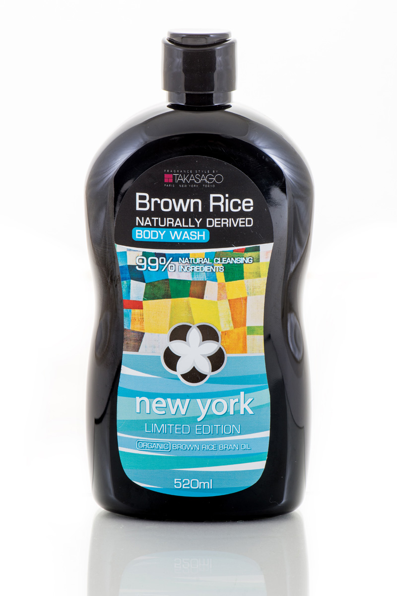 Brown Rice Гель для душа New York Naturally Derived, 520 мл72523WD Brown Rice Гель для душа New York Naturally Derived, 520 мл72523WDГель для душа на натуральной основеразработандля деликатного очищения и увлажнения всех типов кожи. Комбинация из масла отрубей дикого риса, сока алое вера и масла подсолнечника канадскогоделают кожу мягкой, увлажненнойисияющей. Экстракт семянгрейпфрута обладает ярко выраженным антимикробным действием.Аромакомпозиция TAKASAGO 01PG максимально снижает последствияежедневных стрессов и помогает упорядочить мыслительные процессы.Brown Rice