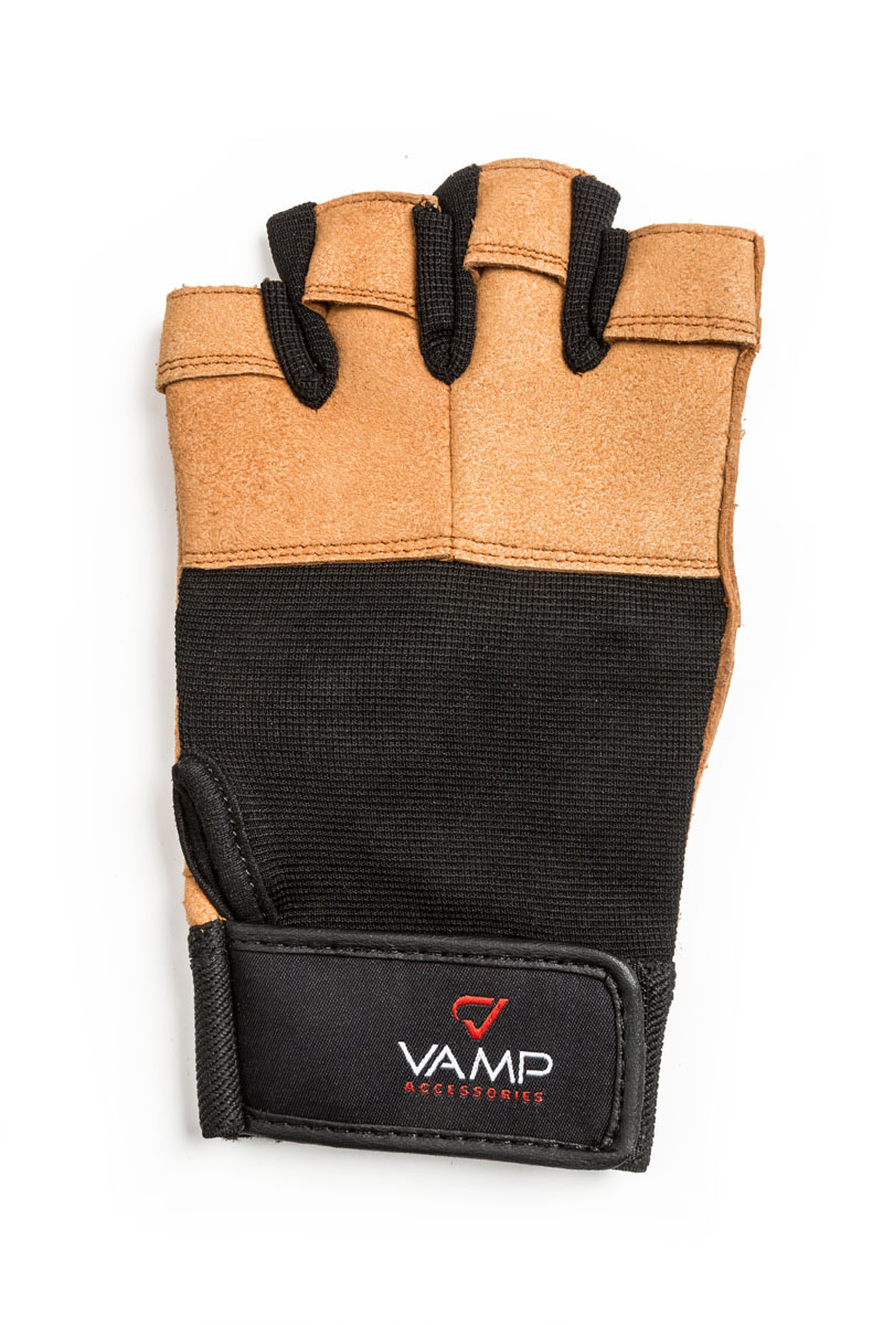 Перчатки для фитнеса Vamp мужские, цвет: коричневый. 530. Размер MKSM-3002014 Перчатки для фитнеса Vamp мужские, цвет: коричневый. 530. Размер MKSM-3002014Мужские перчатки повышенной прочности – для серьезных нагрузок. Для пауэрлифтинга и бодибилдинга. - Легко и просто снимаются с руки после тяжелой тренировки благодаря специальным вкладкам на пальцах. - Застежка на липучке прочно фиксирует перчатку и удобно регулируется. - Между пальцами вставлена многослойная лайкра.