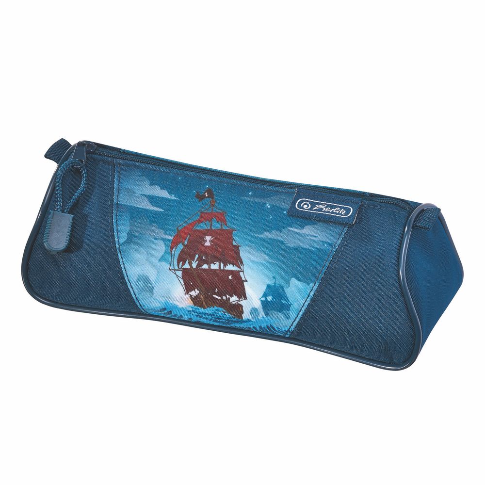 Herlitz Пенал-косметичка Triangular Pirate Bay11437845 Herlitz Пенал-косметичка Triangular Pirate Bay11437845Пенал-косметичка Herlitz Triangular Pirate Bay станет не только практичным, но и стильным школьным аксессуаром.Пенал выполнен из прочных материалов и закрывается на застежку-молнию. Состоит из одного вместительного отделения, в котором без труда поместятся канцелярские принадлежности. Пенал оформлен принтом с изображением кораблей.Такой пенал станет незаменимым помощником для школьника, с ним ручки и карандаши всегда будут под рукой и больше не потеряются.