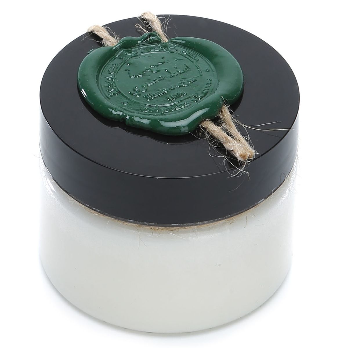 Huilargan Манго масло, 100% органическое, 100 гFS-00897 Huilargan Манго масло, 100% органическое, 100 гFS-00897Масло манго широко используется в медицине и косметологии. Оно обладает выраженными анти воспалительными, восстанавливающими, увлажняющими, питательными и солнцезащитными свойствами.Манговое масло получают из семян тропического растения мангиферы, которое чаще называют просто «манго». Это твердое растительное масло – баттер, температура плавления которого составляет 40 градусов Цельсия. В составе мангового масла содержатся ненасыщенные жирные кислоты, ряд витаминов (А, Е, D, С, группы В) и микроэлементов (Fe, K, Ca, Mg), а также растительные стиролы, которые улучшают состояние клеточных мембран эпидермиса.Масло манго эффективно избавляет от вызванных усталостью мышечных болей, поэтому этим баттером можно обогащать состав различных массажных смесей.При нанесении на кожу масло манго восстанавливает ее естественный жировой барьер и помогает удерживать влагу. Особенно полезно наносить манговое масло на лицо и тело после посещения бассейна, сауны, бани и пляжа.Масло манго поможет быстро привести в порядок огрубевшую, обветренную, обмороженную и обожженную кожу, устранить зуд от укусов насекомых, улучшить цвет лица, избавиться от пигментных пятен и предотвратить растяжки. Им можно с успехом заменить крем после бритья: масло не только успокоит кожу, но и предотвратит появление раздражения.Оно уменьшает воспаление кожи и помогает в лечении ряда кожных заболеваний, таких как акне, дерматит, экзема и псориаз.Масло манго обладает естественными смягчающим свойствами, ранозаживляющей и регенерирующей активностью благодаря своей высокой антиокислительной способности (антиоксидантные свойства)Масло манго может применяться, как защитное средство от УФ лучей.Доказана эффективность масла манго для удаления морщин. У большинства людей, ежедневно использующих масло манго течение 4-6 недель, уменьшились признаки старения кожи, и наблюдалось исчезновение тонких линий и мелких морщин.За счет наличия дубильных веществ, масло манго обладает противовоспалительными, анти-грибковыми и анти-бактериальными свойствами.Масло манго является идеальным средством для ухода за волосами.Одним из эффективных и популярных вариантов использования масла манго для волос будет расчесывание. Можно смешать в равных пропорциях масло жожоба и манго. После их надо нанести на гребешок и расчесать волосы. Благодаря этому, шевелюра будет более быстро и активно расти. Дополнительно будет улучшена работа кровеносных сосудов. Если проводить такое расчесывание пару раз в неделю, то спустя месяц можно заметить значительное улучшение состояния волос и ускорение их роста.За счет своих сильных питательных и увлажняющих свойств, масло манго способно питать волосы и кожу головы, а также сохранить в них влагу, за счет своей хорошей проникающей способности в кутикулу волоса.Рецепт маски с манговым маслом- 50 гр. кокосового масла;- 50 гр. мангового масла;- 10 мл. масла жожоба;- 10 капель масла апельсина или лайма.Противопоказания: возможна индивидуальная непереносимость органического масла.