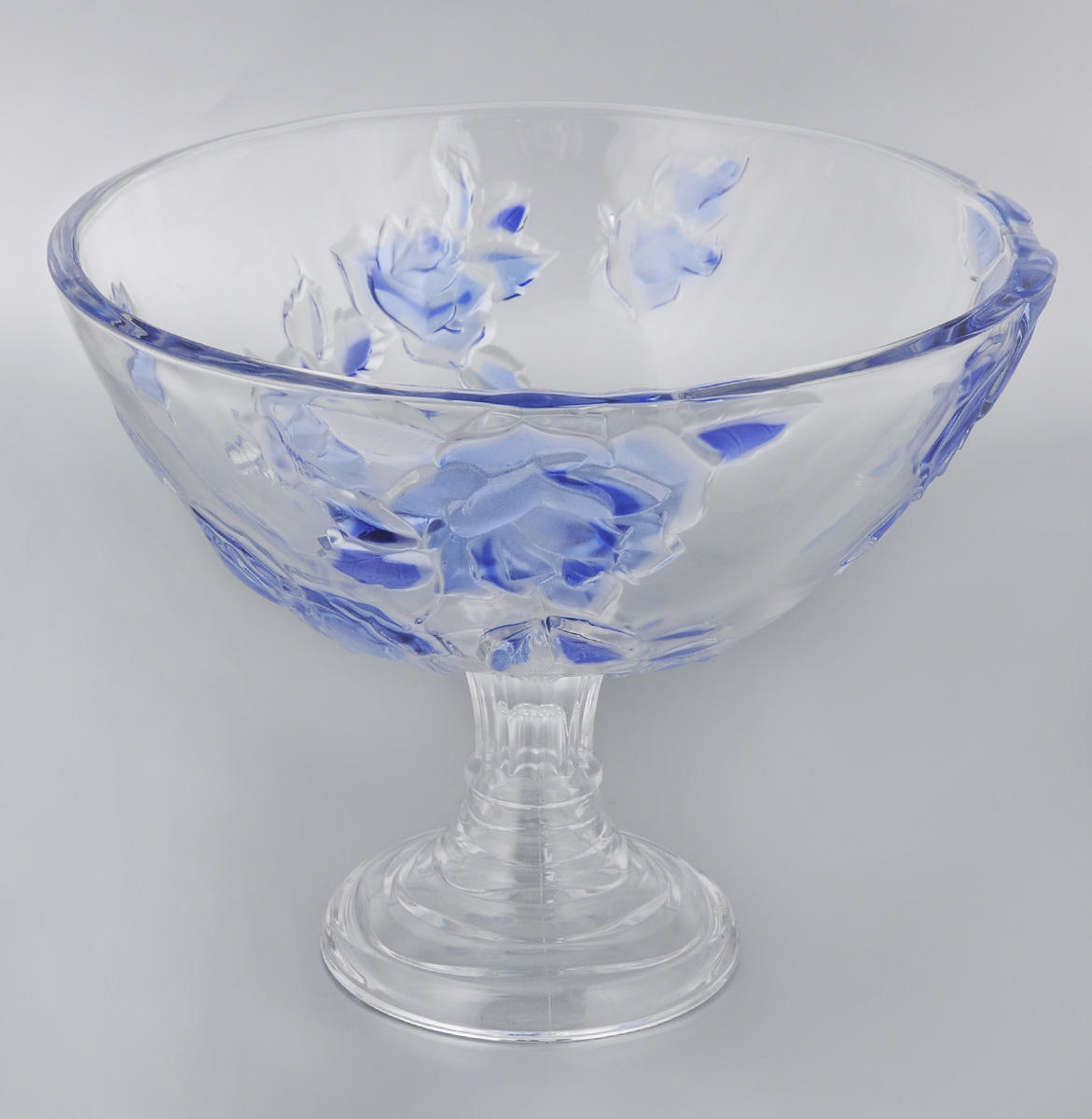 Конфетница Soga Rosette Blue, диаметр 28 см54 009312 Конфетница Soga Rosette Blue, диаметр 28 см54 009312Элегантная конфетница Soga Rosette Blue на ножке, изготовленная из прочного стекла, имеет многогранную рельефную поверхность. Конфетница предназначена для красивой сервировки сладостей. Изделие придется по вкусу и ценителям классики, и тем, кто предпочитает утонченность и изящность. Конфетница Soga Rosette Blue украсит сервировку вашего стола и подчеркнет прекрасный вкус хозяина, а также станет отличным подарком.Можно мыть в посудомоечной машине.