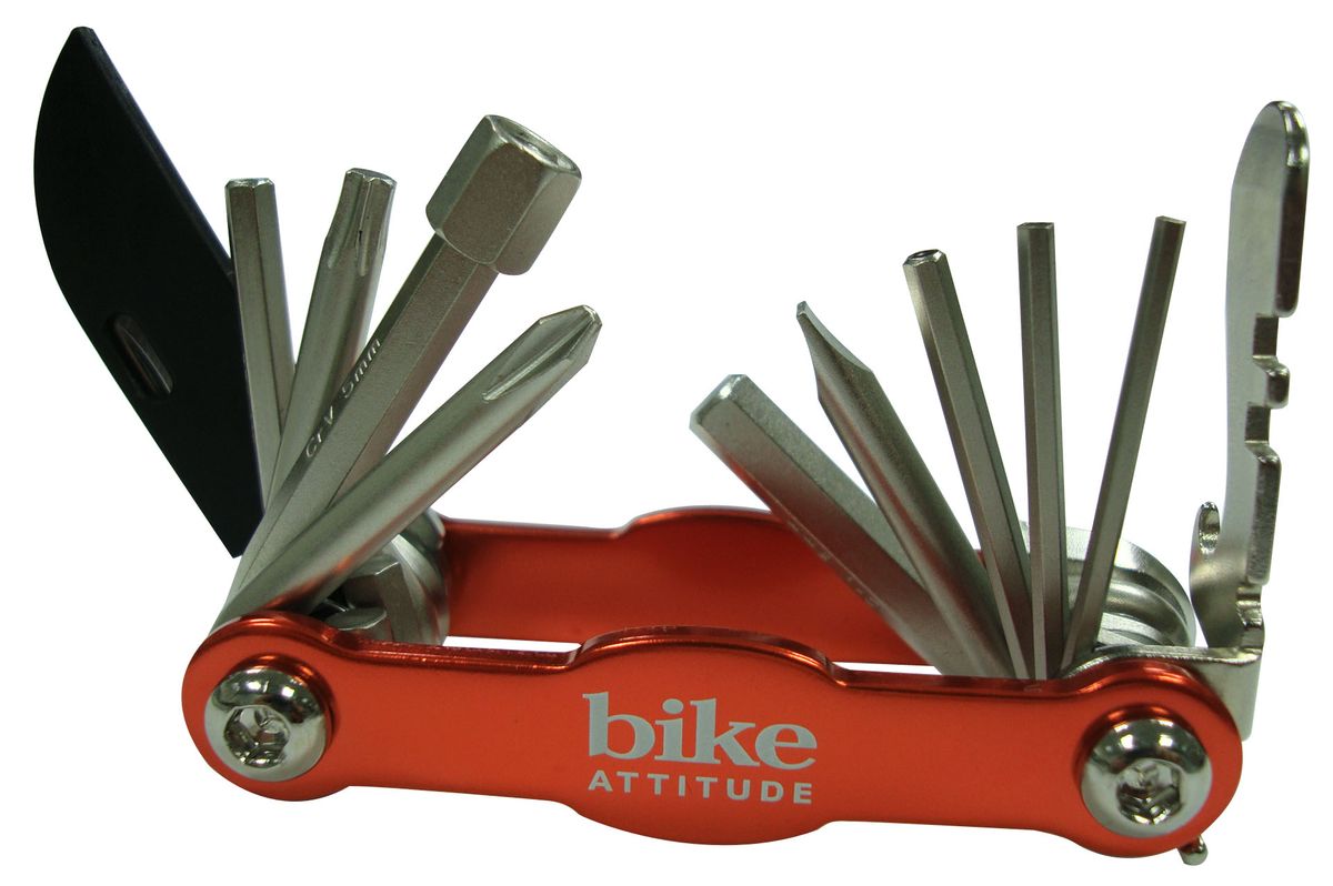 Набор шестигранных ключей Bike Attitude M101TPKMW-1462-01-SR серебристый Набор шестигранных ключей Bike Attitude M101TPKMW-1462-01-SR серебристыйНабор шестигранных ключей Bike Attitude M101TPK ваш надежный помощник при ремонте в дороге. Он небольшой и компактный, незаменимая вещь при велопрогулках и в Вашем хозяйстве. В набор входят 15 ключей разного размера. Bike Attitude – тайваньский производитель велосипедных аксессуаров, огромный ассортимент велоаксессуаров и велозапчастей.Характеристики: Материал: пластик, металл. Размеры ключей: 2 мм, 2,5 мм, 3 мм, 4 мм, 5 мм, 6 мм, 8 мм, отвертка плоская, отвертка крестовая, отверка phillips, торкс ключ T25, нож, открывашка для бутылок.