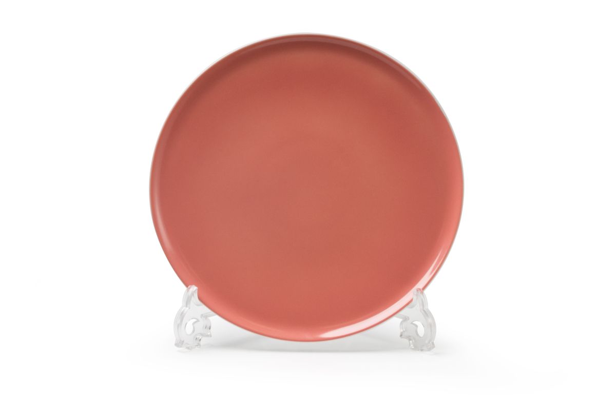 Тарелка обеденная La Rose des Sables Yaka Rose, диаметр 27 см54 009312 Тарелка обеденная La Rose des Sables Yaka Rose, диаметр 27 см54 009312Обеденная тарелка La Rose des Sables Yaka Rose выполнена из высококачественного тунисского фарфора, изготовленного из уникальной белой глины. На всех изделиях La Rose des Sables можно увидеть маркировку Pate de Limoges. Это означает, что сырье для изготовления фарфора добывают во французской провинции Лимож, и качество соответствует высоким европейским стандартам. Все производство расположено в Тунисе. Особые свойства этой глины, открытые еще в 18 веке, позволяют создать удивительно тонкую, легкую и при этом прочную посуду. Благодаря двойному термическому обжигу фарфор обладает высокой ударопрочностью, жаропрочностью и великолепным блеском глазури. Коллекция Yaka Rose - яркий пример посуды в современном дизайне. Стильное сочетание лаконичной формы и необычного розового цвета с коралловым оттенком. Прекрасный вариант посуды на каждый день. Можно использовать в СВЧ печи и мыть в посудомоечной машине.