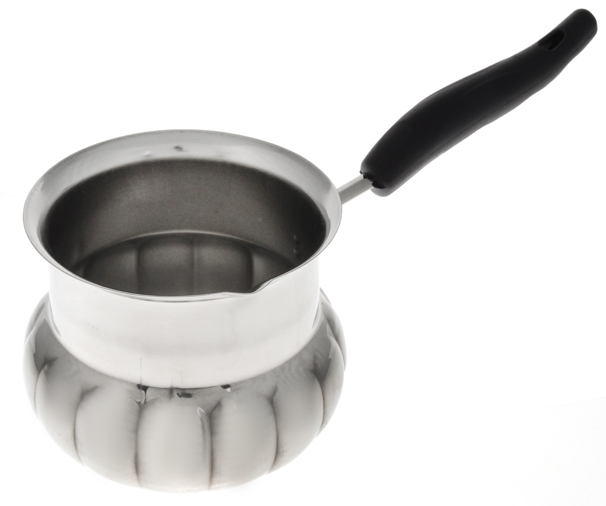 Турка Olaff, 1,08 л. SJLY-W3011-BB115510 Турка Olaff, 1,08 л. SJLY-W3011-BB115510Турка Olaff, изготовленная из высококачественной нержавеющей стали, предназначена для приготовления кофе. Изделие имеет широкое горлышко и специальный носик. Рукоятка выполнена из пластика и снабжена специальным отверстием, благодаря которому изделие можно подвесить на крючок. Кофе в турке варится очень просто. Насыпьте молотый кофе, залейте водой и варите на слабом огне, не доводя до кипения. Чем дольше кофе варить, тем крепче он становится. Не рекомендуется мыть в посудомоечной машине.Диаметр турки (по верхнему краю): 12,5 см. Длина ручки: 17 см.Высота стенки: 11 см.