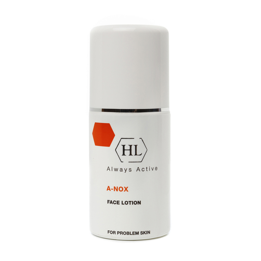 Holy Land Лосьон для лица A-Nox Face Lotion, 125 млFS-00897 Holy Land Лосьон для лица A-Nox Face Lotion, 125 млFS-00897Разогревающий лосьон на основе изопропилового спирта содержит комбинацию активных ингредиентов, которые стимулируют микроциркуляцию, вызывают разогрев тканей, дезинфицируют, обладают мягким анестезирующим действием, смягчают кожу и создают высокий уровень антисептики на поверхности кожи. Уникальный состав препарата делает его незаменимым средством в лечении акне и постакне. Лосьон обладает выраженным противовоспалительным, антисептическим и противогрибковым действием, способствует рассасыванию застойных пятен, подсушивает воспаления.Действие:Активизирует микроциркуляцию и улучшает кожный метаболизм.Вызывает приток крови (гиперемию) и разогрев кожи, создавая эффект распаривания без применения вапоризатора, подготавливает кожу к чистке.Обладает эффектом поверхностного пилинга, значительно выравнивая текстуру кожи.Размягчает и растворяет комедоны, способствует созреванию и подсушиванию гнойничков.Очищает и дезинфицирует кожу.Препятствует развитию вторичной инфекции.Активизирует регенеративные процессы в коже.Активные компоненты: Изопропиловый спирт и бензойная кислота обладают бактерицидной, бактериостатической и антимикотической активностью, противовоспалительным, местнораздражающим и сосудорасширяющим действием, усиливают приток крови к поверхностным слоям кожи, интенсифицируют обменные процессы, являются кератолитиками.Камфора основной компонент эфирного масла из листьев камфорного дерева. Природный антисептик, обладает антибактериальным, обеззараживающим и местно-раздражающим действием. Расширяет сосуды, вызывает кратковременный приток крови (гиперемию), что улучшает микроциркуляцию и ускоряет обмен веществ.Ментол основной компонент эфирного масла перечной мяты. Природный антисептик, обладает легким обезболивающим и успокаивающим действием. Дезинфицирует, тонизирует и освежает кожу, стимулирует местное кровоснабжение.