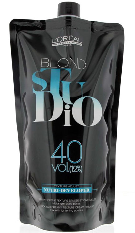 LOreal Professionnel Нутри-проявитель Платинум 12% Blond Studio Pate Platinum, 1000 млSatin Hair 7 BR730MN LOreal Professionnel Нутри-проявитель Платинум 12% Blond Studio Pate Platinum, 1000 млSatin Hair 7 BR730MNOreal Professionnel Pate Platinum Нутри-проявитель Платинум - разработан ведущими специалистами компании Лореаль Париж. В состав проявителя входит запатентованный препарат Нутрицерид, а также белый пчелиный воск, которые мягко ухаживают за волосами в процессе обесцвечивания, делая их натурально блестящими, ухоженными и потрясающе мягкими на ощупь. Рекомендуется для полного обесцвечивания, а также для выполнения техники мелирования и балаяжа. Нутрицерид сохраняет липидный баланс волоса и надежно укрепляет межкутикульное соединение волос. В результате применения нутри-проявителя Лореаль волосы приобретают живой натуральный оттенок, и здоровый вид.