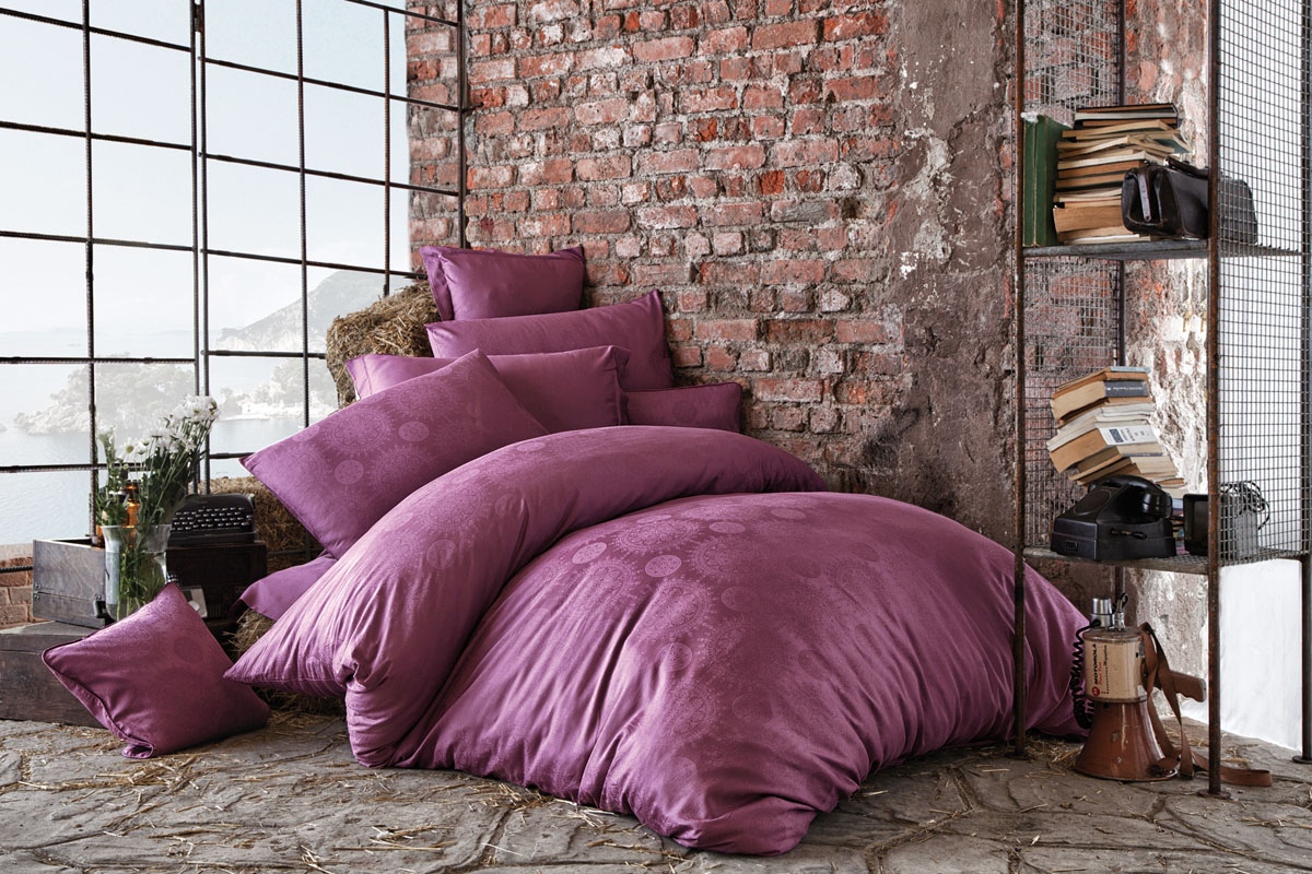 Комплект белья Issimo Home Medusa, евро, наволочки 50x70, цвет: пурпурный. 4617CA-3505 Комплект белья Issimo Home Medusa, евро, наволочки 50x70, цвет: пурпурный. 4617CA-3505Все белье Issimo – это образец качества. Ровные швы, качественный хлопок, четкие рисунки на тканях, которые не полиняют и не потеряют яркости долгое время – все это говорит о строгом отношении производителя к своей продукции.