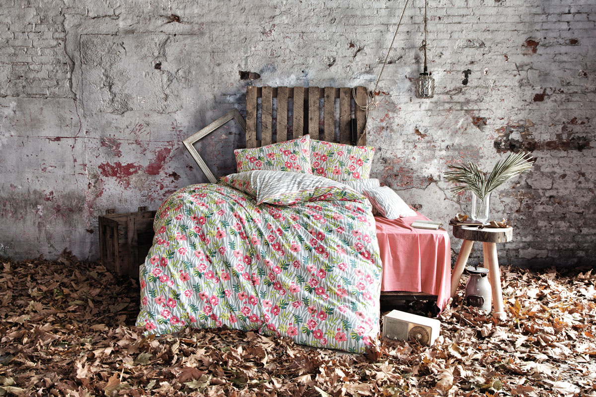 Комплект белья Issimo Home Wild Flower, евро, наволочки 50x70. 4633391602 Комплект белья Issimo Home Wild Flower, евро, наволочки 50x70. 4633391602Все белье Issimo – это образец качества. Ровные швы, качественный хлопок, четкие рисунки на тканях, которые не полиняют и не потеряют яркости долгое время – все это говорит о строгом отношении производителя к своей продукции. Белье сшито из ранфорса, материала, очень мягкого и приятного на ощупь. К тому же он обладает отличными гигроскопичными, антистатичными и гипоаллергенными свойствами. Ранфорс – это удивительный материал. Летом в таком постельном белье будет прохладно, а зимой оно, наоборот, хорошо сохранит тепло вашего тела.