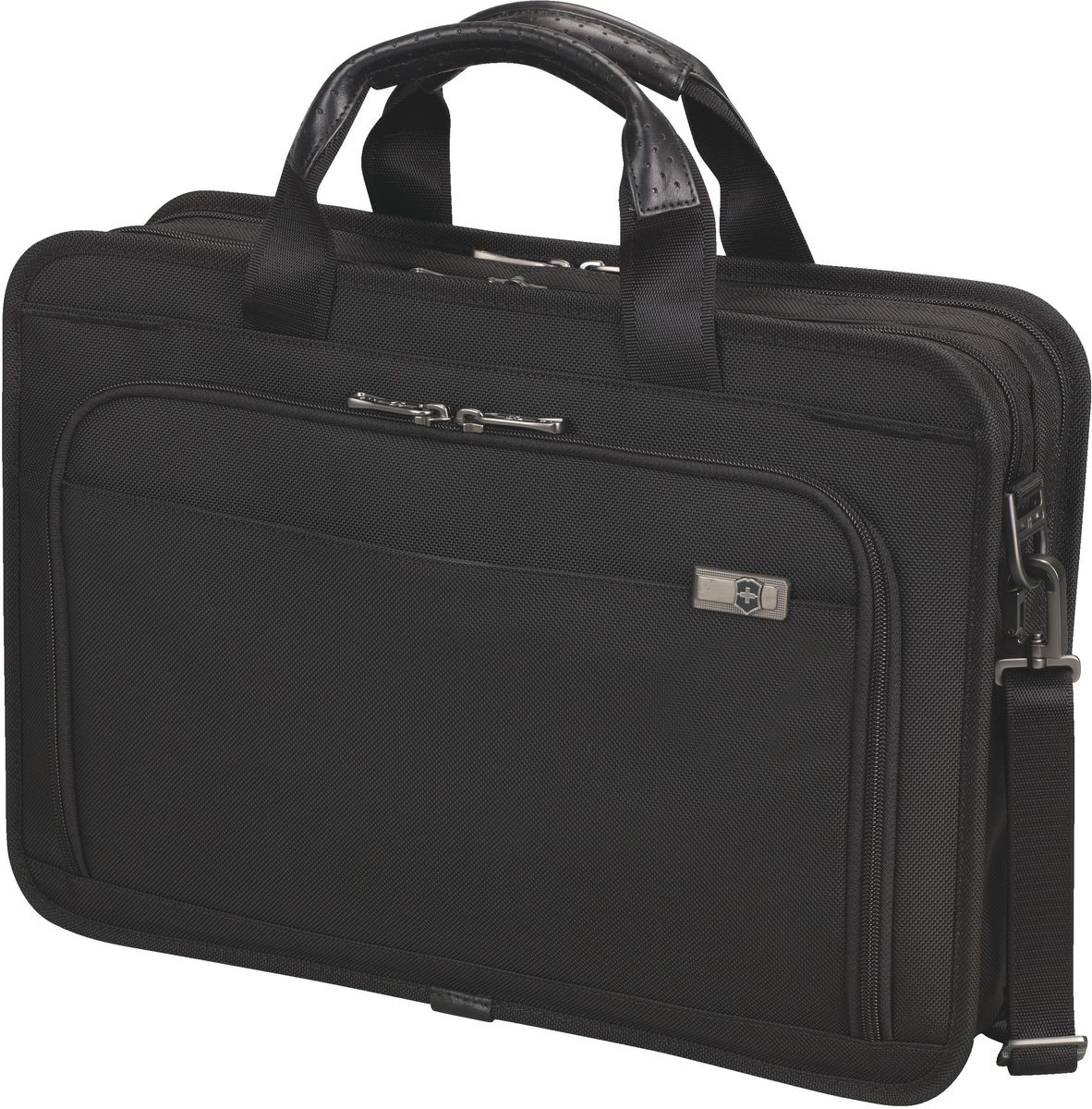 Портфель Victorinox Architecture 3.0 Louvre 13, цвет: черный. 31321701BP-001 BK Портфель Victorinox Architecture 3.0 Louvre 13, цвет: черный. 31321701BP-001 BKОригинальный швейцарский армейский нож «Swiss Army» был создан в 1897 году в небольшой деревушке Ибах в Швейцарии.С тех пор продукция,выпускаемая под маркой «Victorinox» с ее узнаваемым логотипом в виде креста на щите,по праву считается эталоном отличного качества,высокой функциональности,инновационных технологий и культового дизайна.Наша преданность принципам в течение последних 130 лет позволила нам создавать продукты,которые являются выдающимися не только по дизайну и качеству,но которые также являются надежными спутниками в больших и маленьких жизненных приключениях.Сегодня мы с гордостью представляем линейку сумок,чемоданов и дорожных аксессуаров,которые наилучшим образом воплощают в себе данные принципы,а также сочетают в себе черты нашего лучшего классического стиля.Сегодня бизнес ведется за традиционными рамками офисных зданий.Технология позволяет профессионалам виртуально оставаться на связи по всему миру.Коллекция Architecutre 3.0 идет в ногу со временем и соответствует сегодняшним запросам бизнеса,совмещая превосходную организацию пространства ,непревзойденную защиту и классический стиль,который постоянно заставляет двигаться вперед профессионалов международного класса.Отделение с мягкими стенками AeroSleeve Pro имеет воздухопроницаемое окно,продлевающее время работы аккумулятора.Сумки Fast Pass позволят быстро пройти через пункты контроля аэропортов,при этом ваш ноутбук будет защищен,находясь в отделении для компьютера или внутри сумки.Система Retrax позволяет при необходимости утапливать колеса сумок и портфелейПрототип модели прошел целых 30 основательных и строгих испытаний,в ходе которых проводилась симуляция самых экстремальных сценариев и условий внешней среды,возможных в реальной жизни.Жесткий режим проводимых тестов гарантирует точность,прочность и износоустойчивость,т.е. все признаки высокого качества и эксплуатационных характеристик,которые покупатель ожидает от продукции «Victorinox».Далее каждое изделие проходит тщательный контроль сертифицированным техническим специалистом.В результате мы можем безоговорочно отвечать за качество нашей продукции и гарантировать отсутствие заводского брака в каждом изделии нашего производства в течение всего гарантийного срока.На тот маловероятный случай,если в приобретенном вами изделии возникает дефект функционального характера,на который распространяется гарантийные обязательства производителя,мы располагаем международной сетью Авторизованных центров ремонтного обслуживания.На изделия коллекции Architecture 3.0 распространяется гарантия Carry With Confidencs. Мы хотим,чтобы вы остались довольны приобретенным вами изделием!Ни о чем не беспокойтесь:мы уже обо всем позаботились!ХАРАКТЕРИСТИКИ И СВОЙСТВАВмещает ноутбук диагональю 17 (43 см) Мягкое отделение для iPad, нетбука и электронной книги диагональю 10 (25 см)Внутренняя организационная секция включает в себя карманы для хранения множества аксессуаровПереднее отделение-органайзер включает сетчатый карман на всю длину на молнии, тканевые карманы для электронных устройств, карманы для визитных карт, карманы для USB-накопителей, кармашки для ручек и карабин для ключейВнешняя сторона включает задний карман по всей длине, обеспечивающий быстрый доступ, имеет совместимый с электронными устройствами магнитный замокЗадний карман преобразуется в рукав для продевания через телескопическую ручку чемоданов на колесиках