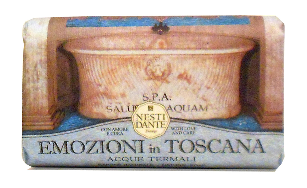 Мыло Nesti Dante Emozioni In Toscana. Термальные источники, 250 гSatin Hair 7 BR730MN Мыло Nesti Dante Emozioni In Toscana. Термальные источники, 250 гSatin Hair 7 BR730MNВеликолепное растительное мыло премиум-класса Nesti Dante Emozioni In Toscana. Термальные источники изготовлено по старинным рецептам и по традиционной котловой технологии, в составе мыла только натуральные оливковое и пальмовое масло высочайшего качества, для ароматизации использованы органические эфирные масла. Ежедневный ритуал красоты, любви и заботы не только для тела, но и для души. Однажды познакомившись со столь разной пленяющей Тосканой, вы будете вновь и вновь возвращаться к воспоминаниям и грезам о ее пламенных лесах, лугах, маленьких городишках, скалистых побережьях, терракотовых деревушках и волнующих ароматах Тосканы.Мыло Термальные источники - легкий, чистый и свежий аромат термальных вод, напоминает о красоте и гармонии древнего Рима. Терапевтический эффект - легкая тонизация кожи.Изысканная флорентийская бумага, в которую завернуто мыло, расписана акварелью, на каждом кусочке мыла выгравирована надпись With Love And Care (С любовю и заботой). Характеристики:Вес: 250 г. Производитель: Италия. Товар сертифицирован. Nesti Dante - одна из немногих итальянских мыловаренных фабрик, которая продолжает использовать в производстве только натуральные ингредиенты и кустарный способ производства. Тщательный выбор каждого ингредиента в отдельности позволяет использовать ценное сырье, такое как цельные нейтральные растительные и животные жиры и эти качественные материалы позволяют получать более обогащенное и более мягкое мыло благодаря присутствию фракции глицерида в жирах.