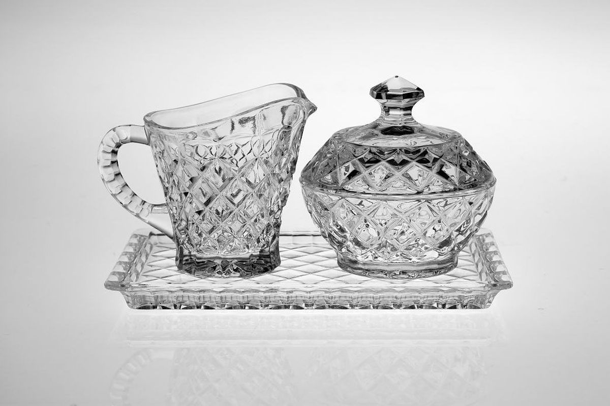 Набор Crystal Bohemia: поднос, молочник, сахарницаVT-1520(SR) Набор Crystal Bohemia: поднос, молочник, сахарницаVT-1520(SR)Набор Crystal Bohemia состоит из подноса, молочника и сахарницы. Изделия выполнены из прочного высококачественного хрусталя. Они излучают приятный блеск и издают мелодичный звон. Набор Crystal Bohemia не только украсит дом и подчеркнет ваш прекрасный вкус, но и станет отличным подарком.