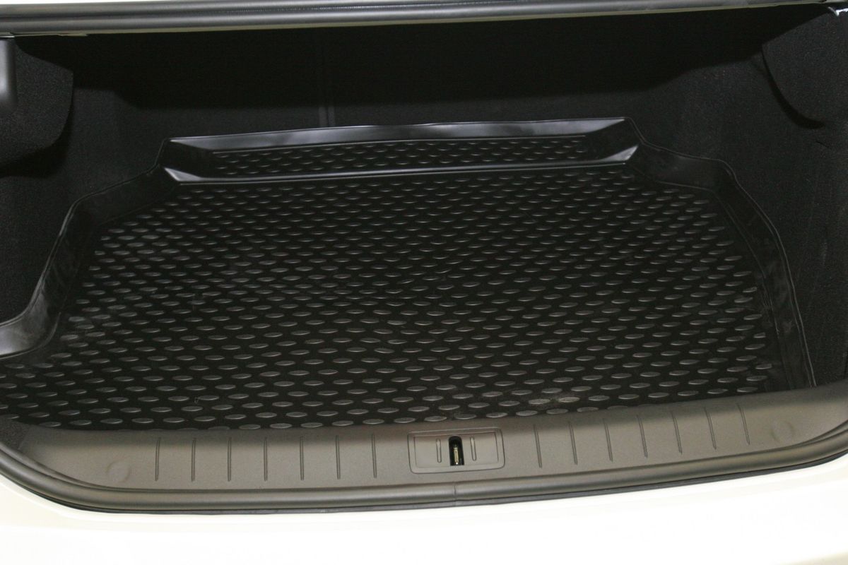 Коврик в багажник Novline-Autofamily, для Renault Latitude 2,5L sd (10/2010-)2706 (ПО) Коврик в багажник Novline-Autofamily, для Renault Latitude 2,5L sd (10/2010-)2706 (ПО)Автомобильный коврик в багажник Novline-Autofamily позволит вам без особых усилий содержать в чистоте багажный отсек вашего авто и при этом перевозить в нем абсолютно любые грузы. Этот модельный коврик идеально подойдет по размерам багажнику вашего авто. Такое изделие гарантированно защитит багажник вашего автомобиля от грязи, мусора и пыли, которые постоянно скапливаются в этом отсеке. А кроме того, коврик не пропускает влагу. Все это надолго убережет важную часть кузова от износа. Коврик в багажнике сильно упростит для вас уборку. Тем более, что поддон достаточно просто вынимается и вставляется обратно. Мыть коврик для багажника из полиуретана можно любыми чистящими средствами или просто водой. При этом много времени у вас уборка не отнимет, ведь полиуретан устойчив к загрязнениям.Если вам приходится перевозить в багажнике тяжелые грузы, за сохранность автоковрика можете не беспокоиться. Он сделан из прочного материала, который не деформируется при механических нагрузках и устойчив даже к экстремальным температурам. А кроме того, коврик для багажника надежно фиксируется и не сдвигается во время поездки - это дополнительная гарантия сохранности вашего багажа.