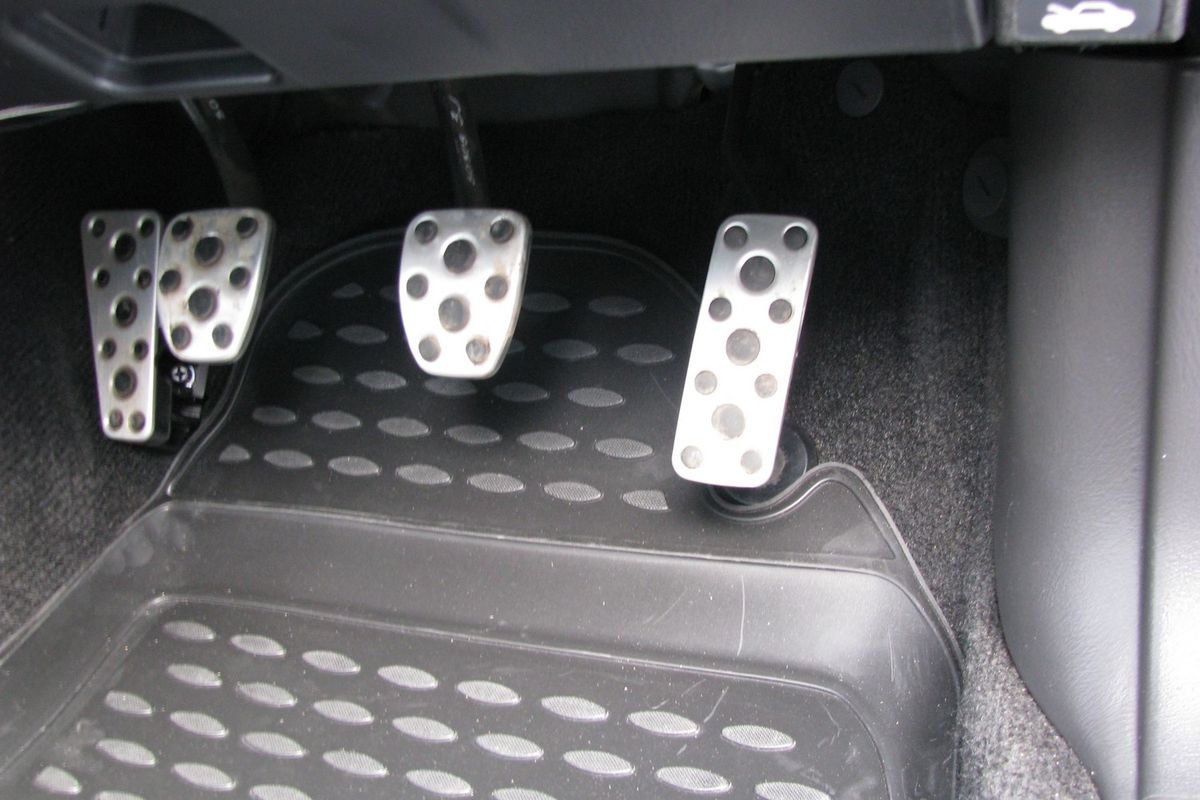 Коврики в салон автомобиля Novline-Autofamily для Subaru Impreza JDM, 02/2000 -04/2007, 4 шт80621 Коврики в салон автомобиля Novline-Autofamily для Subaru Impreza JDM, 02/2000 -04/2007, 4 шт80621Коврики Novline-Autofamily улучшат внешний вид салона автомобиля и надежно уберегут его от пыли, грязи и сырости, а значит, защитят кузов от коррозии. Полиуретановые коврики гладкие, приятные и не пропускает влагу. Полиуретановые автомобильные коврики произведены из высококачественного материала, который держит форму и не пачкает обувь. Коврики надежно крепятся на полу и не скользят, что очень важно во время движения, особенно для водителя. Изделия из полиуретана надежно удерживают грязь и влагу, при этом всегда выглядят довольно опрятно. И чистятся они очень просто: как при помощи автомобильного пылесоса, так и различными моющими средствами.
