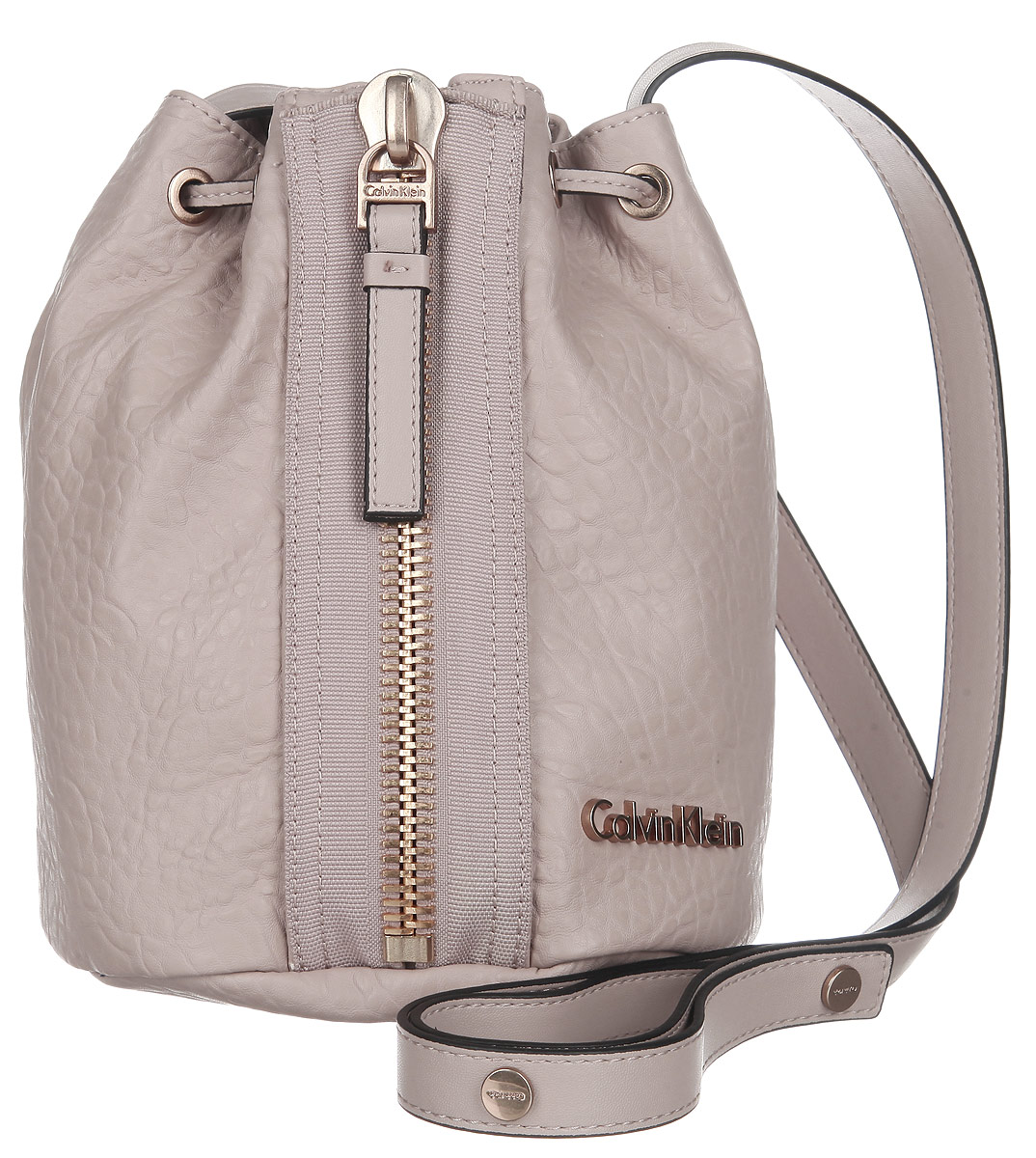 Сумка женская Calvin Klein Jeans, цвет: бежевый. K60K601151_0120S76245 Сумка женская Calvin Klein Jeans, цвет: бежевый. K60K601151_0120S76245Стильная женская сумка Calvin Klein Jeans выполнена из полиуретана. Лицевая сторона оформлена декоративной молнией с бегунком. Изделие имеет одно основное отделение, закрывающееся на затягивающийся шнурок.Внутри расположен прорезной карман на застежке-молнии. Модель оснащена плечевым регулируемым ремнем. Практичный аксессуар позволит вам завершить свой образ и быть неотразимой.