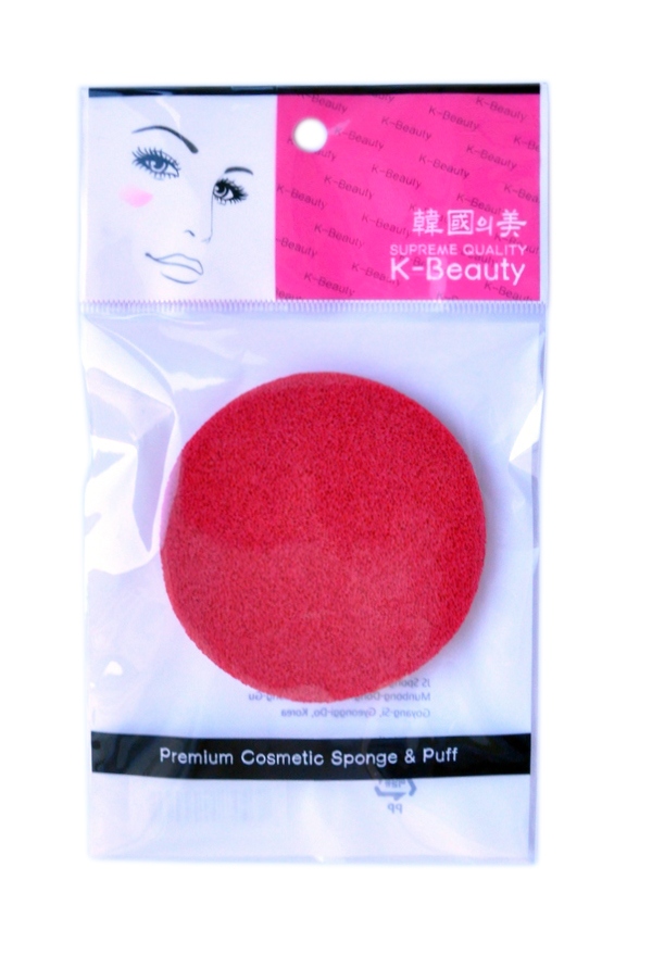 K-Beauty Спонж косметический для очищения кожи лица, красный, 1 шт28032022 K-Beauty Спонж косметический для очищения кожи лица, красный, 1 шт28032022Косметический спонж предназначен для очищения кожи лица, снятия макияжа и остатков косметических масок. Благодаря пористой структуре способствует отшелушиванию ороговевших клеток кожи, массирует кожу лица, улучшает микроциркуляцию, что повышает тонус, придает коже упругость и эластичность.Мягкий и нежный спонж не травмирует, подходит даже для чувствительной кожи.