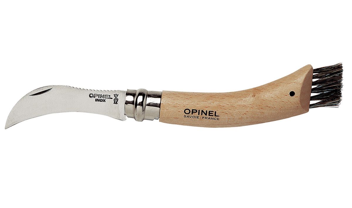 Нож Opinel Gardening, для грибников, с щеточкой1327 Нож Opinel Gardening, для грибников, с щеточкой1327Нож Opinel для грибников изготовлен из нержавеющей стали. Рукоять ножа оформлена практичной щеточкой. Складной нож для грибников, с изогнутым лезвием и с щеткой для очистки грибов от песка, хвои, земли и травы - идеальный спутник для тихой охоты.Характеристики. Материал лезвия: сталь Sandvik 12C27. Материал рукояти: дуб. Тип ножевого замка: Viroblock. Приспособление для открытия клинка: насечка на лезвии. Длина лезвия, см: 8. Длина ножа, см: 19,5. Длина в сложенном положении, см: 12,5. Вес, гр: 50. Viroblock - оригинальное запорное устройство, представляющее собой кольцо с прорезью, которое, будучи повернуто относительно оси ножа, упирается в пятку клинка и не дает ножу самопроизвольно складываться при работе или раскладываться в кармане. Конструкция эта защищена патентом и устанавливается на ножи Opinel с 1955 года, начиная с модели № 6. Французская форма Opinel - производитель ножей с 1890 года. Удачная конструкция ножей обеспечила фирме не только длительное существование, но и всемирную славу. Ножи Opinel являются символом Франции. Классический нож этого типа - рукоять из дерева, металлическая втулка, ось, клинок и поворотное кольцо. Такая простота наряду с малой ценой и отличным качеством - вот рецепт успеха этих ножей. Наиболее распространены ножи с поворотным кольцом, которое фиксирует клинок в двух положениях.
