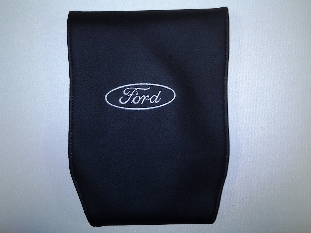 Чехол на подголовник Auto Premium FORD, 2 штCA-3505 Чехол на подголовник Auto Premium FORD, 2 штCA-3505Простая, эффектная и эффективная защита подголовника автомобиля. Накладка легко закрепляется вокруг подголовника и служит надежной защитой от загрязнения. В отличие от ткани экокожа более практичный, износостойкий и долговечный материал, такой чехол легко чистится влажной тряпкой.