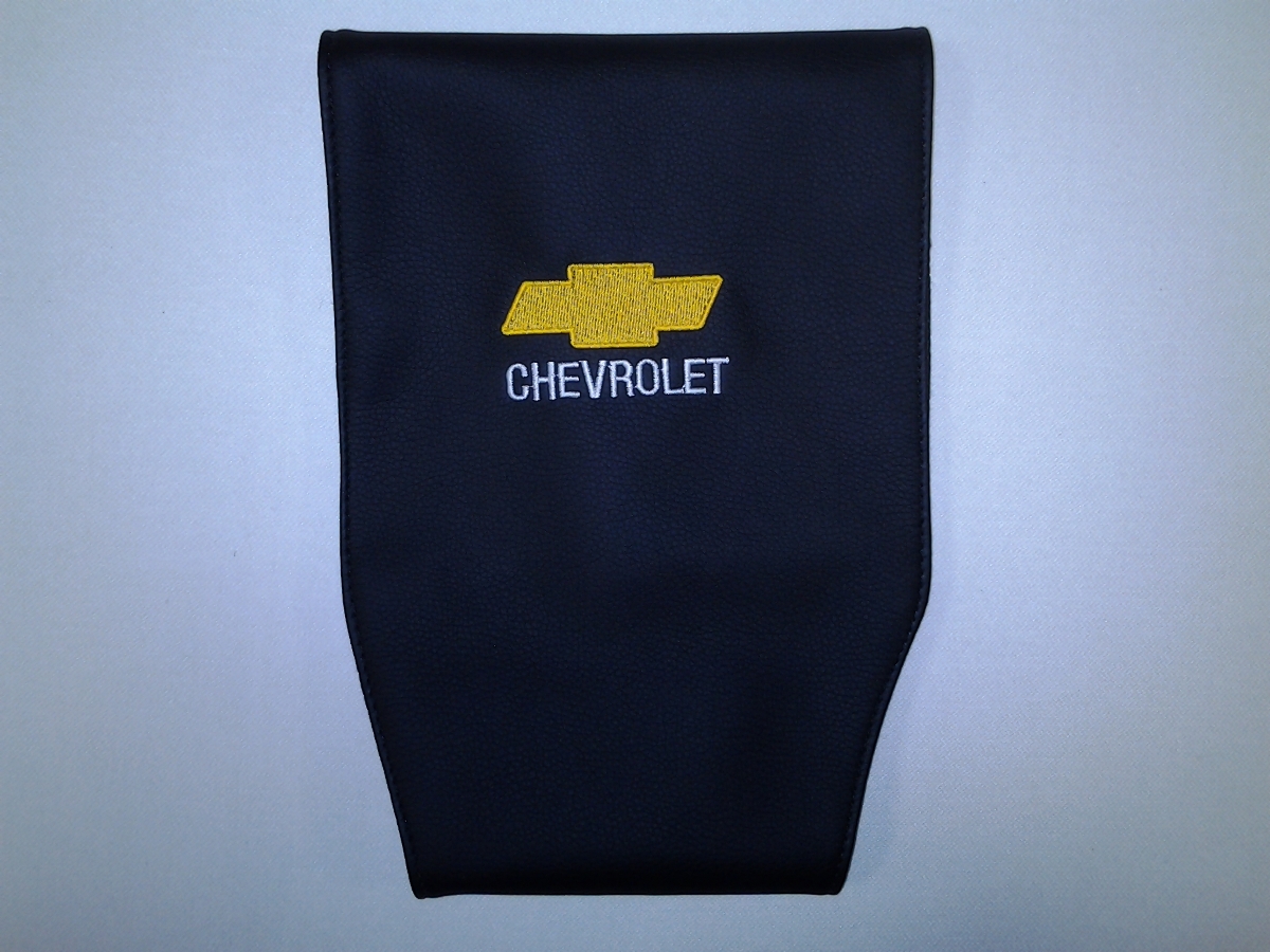 Чехол на подголовник Auto Premium CHEVROLET, 2 шт21 395 598 Чехол на подголовник Auto Premium CHEVROLET, 2 шт21 395 598Простая, эффектная и эффективная защита подголовника автомобиля. Накладка легко закрепляется вокруг подголовника и служит надежной защитой от загрязнения. В отличие от ткани экокожа более практичный, износостойкий и долговечный материал, такой чехол легко чистится влажной тряпкой.