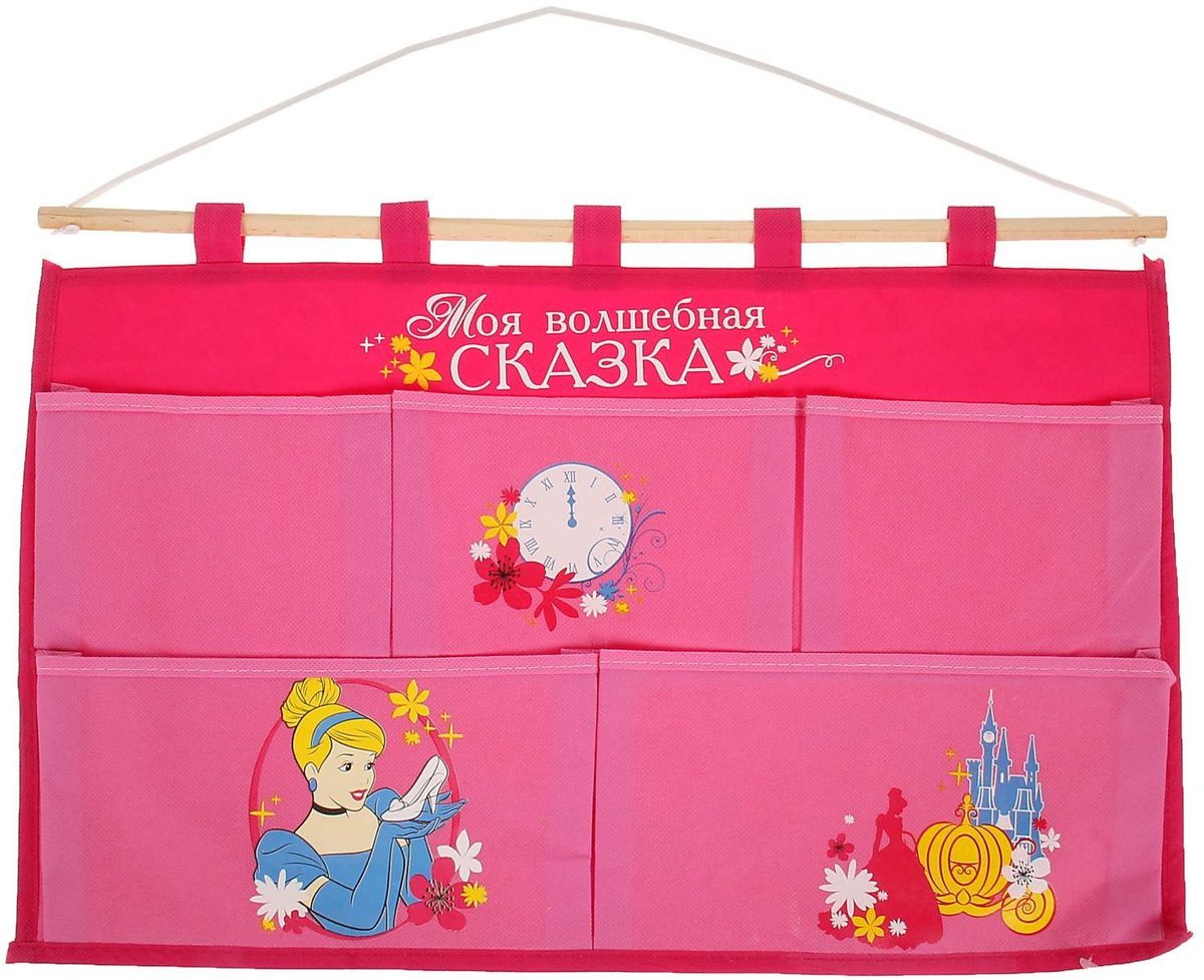 Disney Кармашки настенные Моя волшебная сказка Золушка 5 отделенийBQ2583РУК Disney Кармашки настенные Моя волшебная сказка Золушка 5 отделенийBQ2583РУКПорядок с любимыми героями Disney. Украсьте комнату ребёнка стильным и полезным аксессуаром. Настенные кармашки организуют вещи малышки и помогут содержать комнату в чистоте и порядке. Положите туда игрушки или одежду, и детская преобразится! Кармашки даже можно использовать в ванной комнате.Набор из нетканого материала спанбонд крепится на деревянную палочку, а вся конструкция подвешивается за верёвку. Яркие рисунки с любимыми персонажами нанесены по термотрансферной технологии.Изделие упаковано в прозрачный пакет, к которому прилагается небольшой шильд с героем Disney, где можно написать тёплые слова и пожелания для адресата.Соберите коллекцию аксессуаров с любимыми героями!