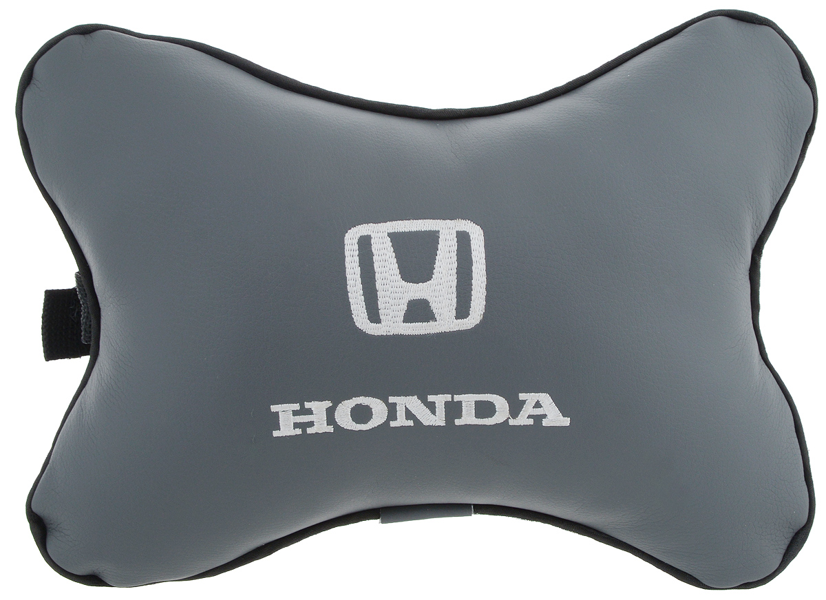 Подушка автомобильная Autoparts Honda, на подголовник, цвет: серый, белый, 30 х 20 см1004900000360 Подушка автомобильная Autoparts Honda, на подголовник, цвет: серый, белый, 30 х 20 см1004900000360Автомобильная подушка Autoparts Honda, выполненная из эко-кожи с мягким наполнителем из холлофайбера, снимает усталость с шейных мышц, обеспечивает правильное положение головы и амортизирует нагрузки на шейные позвонки при резком маневрировании. Ее можно зафиксировать на подголовнике с помощью регулируемого по длине ремня. На изделии имеется молния, с помощью которой вы с легкостью сможете поменять наполнитель. Если ваши пассажиры захотят вздремнуть, то подушка под голову окажется очень кстати и поможет расслабиться.