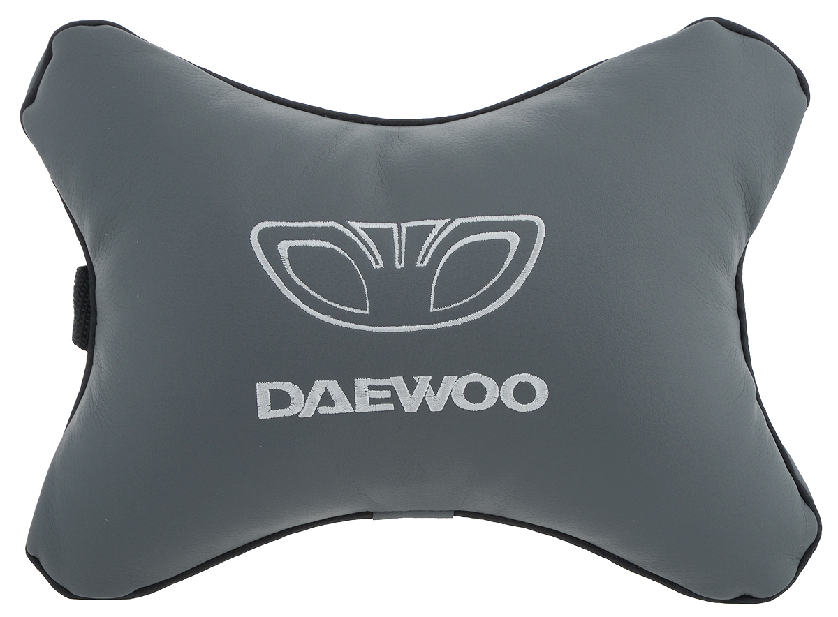 Подушка автомобильная Autoparts Daewoo, на подголовник, цвет: серый, белый, 30 х 20 см1004900000360 Подушка автомобильная Autoparts Daewoo, на подголовник, цвет: серый, белый, 30 х 20 см1004900000360Автомобильная подушка Autoparts Daewoo, выполненная из эко-кожи с мягким наполнителем из холлофайбера, снимает усталость с шейных мышц, обеспечивает правильное положение головы и амортизирует нагрузки на шейные позвонки при резком маневрировании. Ее можно зафиксировать на подголовнике с помощью регулируемого по длине ремня. На изделии имеется молния, с помощью которой вы с легкостью сможете поменять наполнитель. Если ваши пассажиры захотят вздремнуть, то подушка под голову окажется очень кстати и поможет расслабиться.