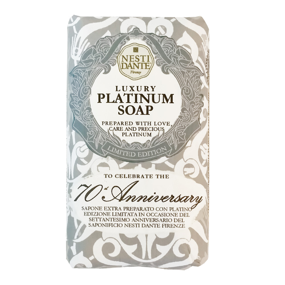 Nesti Dante Мыло Platinum Soap Юбилейное платиновое 250 гSatin Hair 7 BR730MN Nesti Dante Мыло Platinum Soap Юбилейное платиновое 250 гSatin Hair 7 BR730MNК 70-и летию создания компании, Nesti Dante выпустила лимитированное мыло Luxury Platinum Soap 70th Anniversary содержащее драгоценную платину, которая, благодаря своим качествам, высоко ценится не только в ювелирной области, но и в медицине. Платина способна удерживать влагу на коже, гарантируя естественное ощущение чистоты. Также она является природным антиоксидантом, придает коже упругость и здоровой вид.С ароматом Флорентийской камелии и белого Тосканского жасмина
